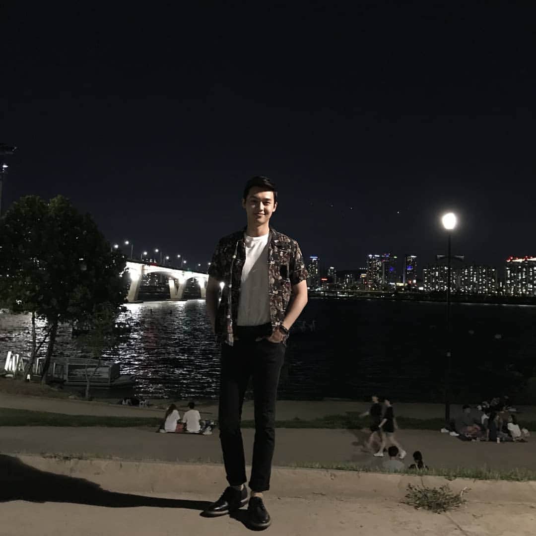 のインスタグラム：「여의도 한강공원 오랫만에 왔네~~ 업데이트도 오랫만~~ 자주 사진올리도록 노력할께요ㅎ  비밀과거짓말 촬영중  #비밀과거짓말#윤재빈#이중문#한강#불금#불타는나의마음」