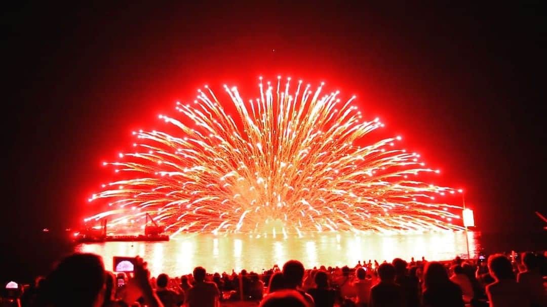 シバタカメラマンのインスタグラム：「#三重県 #熊野大花火大会  #海上自爆  今年も素晴らしかった。 #花火 #花火大会 #fireworks」
