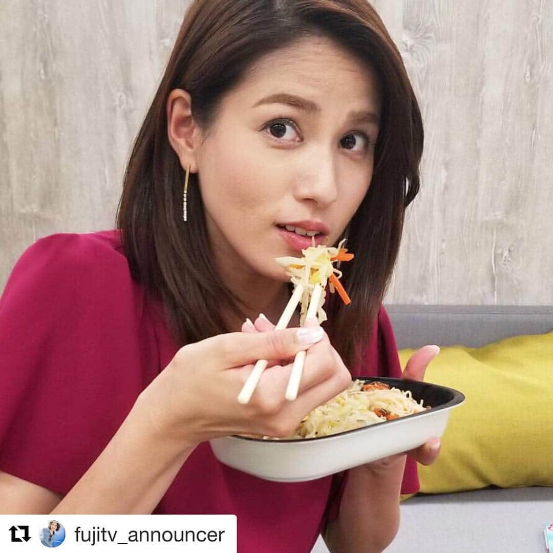 永島優美さんのインスタグラム写真 - (永島優美Instagram)「* 先日、鈴木アナに激写された写真が更新されていました🙊😜 フジテレビアナウンス室の公式アカウント🌟 是非フォローして覗いてみてくださいね♫ @fujitv_announcer * * #Repost @fujitv_announcer with @get_repost ・・・ ｢このビーフン、一日に必要な野菜の半分が摂れるんだよ✨｣ 真剣な眼差しで教えてくれて、真剣に食べている永島アナ😆 ビーフンも永島さんもいいね！です💓  #ゆいのyouいいね！ #フジテレビアナウンサー #永島優美 #鈴木唯」8月17日 22時10分 - yuumi_nagashima