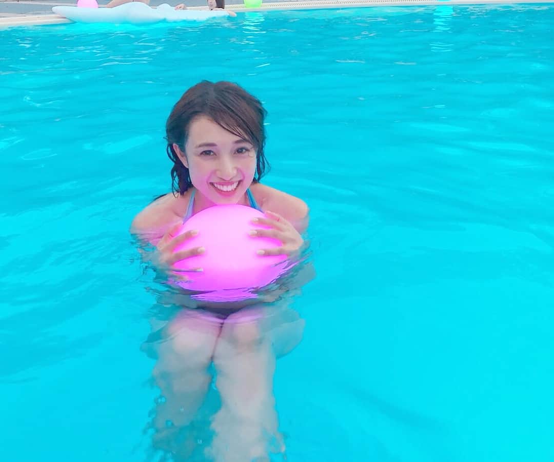 広瀬未花さんのインスタグラム写真 - (広瀬未花Instagram)「今年初のプールは @e_n_n_a_ ちゃんと♡ 童心にかえってしまった笑 ・ ・ 夏が終わる前にまたいきたいな〜  swimwear/ @roxyjapan  #pool #summer #roxy」8月17日 22時53分 - micahirose