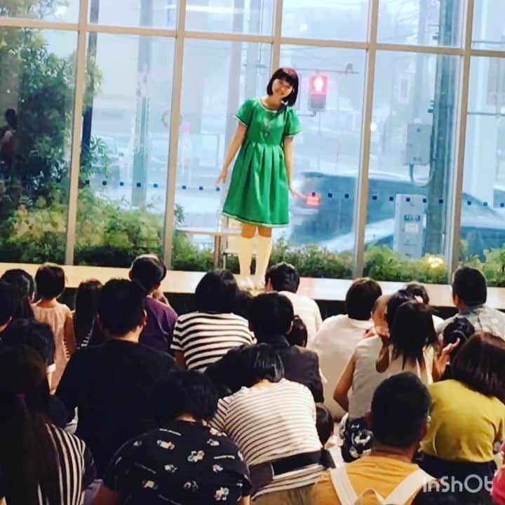 花原あんりのインスタグラム：「スタッフさんが✨ 先日の名古屋でのファミリーコンサートの動画を撮ってくださったので載せますね☺️💗 私の大好きな 【にじ】という歌🌈 サビのところで、みなさんも一緒に手話をしてくださってとっても嬉しがったです💗 ちなみに…にこちゃんには 「にじの歌なのに、大雨で笑った🤣‼️」っと言われました…笑 みなさん後ろの雨の様子は気にせずご覧ください…笑  #singers #singing #musics #音楽 #vocals #acoustic #アーティスト #artist #artiste  #アーティスティック#artistic #television #vocals #シンガー #singer #女優 #happy #MC #幸せ #Tokyo #TV  #イベント #花原あんり #CM #名古屋 #コンサート」