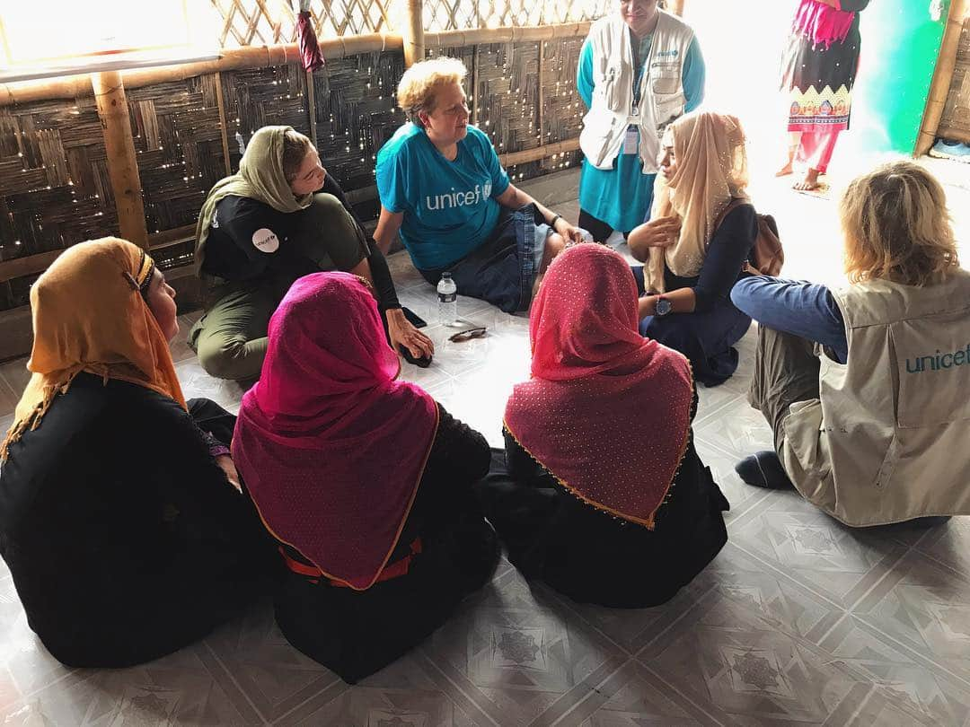 ジジ・ハディッドさんのインスタグラム写真 - (ジジ・ハディッドInstagram)「Today at one of the ‘Women/Girl Friendly’ zones in the Jamtoli Camp: a safe place for women, young and old, to come learn basic education as well as personal hygiene, skills such as sewing, and also a place where they can share & connect with other women. We spoke about their personal stories & hardships, what they enjoy and benefit from currently in the refugee camps, what they still need, and what they hope for their futures. Their strength, bravery, and desire to learn and better their lives and the lives of their children is inspiring and encourages us / @unicefusa to continue to find new ways to support these amazing human beings during this crisis. @unicefbangladesh #childrenuprooted」8月18日 0時06分 - gigihadid