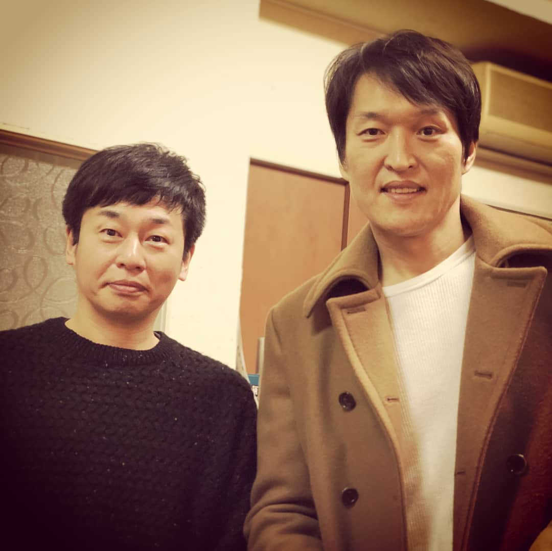 杉本知香さんのインスタグラム写真 - (杉本知香Instagram)「いろんなジュニちゃん💕 15年前の短髪、懐かしの銀髪。 今見てもめちゃくちゃかっこいい😍❗️ 体型も顔もほぼ変わってないのが凄い😳❗️ てか隣の粟生ちゃん…赤ちゃんみたいに可愛いんですけどっ👶（笑）😆🤣 あ〜😆千原兄弟12年ぶりの単独ライブ楽しみ過ぎて1週間が待ち遠しい〜😆🎶 #千原ジュニア#千原兄弟#チハラトーク#赤いイス #恵比寿ガーデンホール  #水玉れっぷう隊アキ #水玉れっぷう隊 #吉本新喜劇 #新喜劇アキ  #富士彦#功力富士彦#沼津ラクーンよしもと劇場  #粟生隆寛 #boxing #帝拳ジム  #元WBC世界スーパーフェザー級チャンピオン  #元WBC世界フェザー級チャンピオン #中目黒美容室#ポートレート」8月18日 0時26分 - sugimotoc