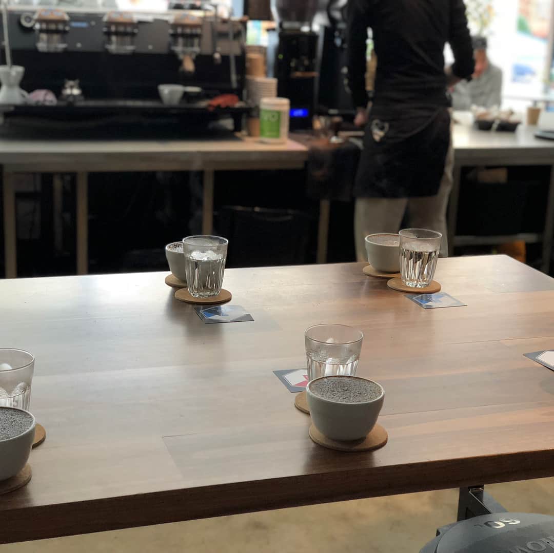 福岡堅樹さんのインスタグラム写真 - (福岡堅樹Instagram)「パースのカフェでカッピング体験☕️ 味の違いが分かるようになった気分です。笑」8月18日 14時50分 - kenki11