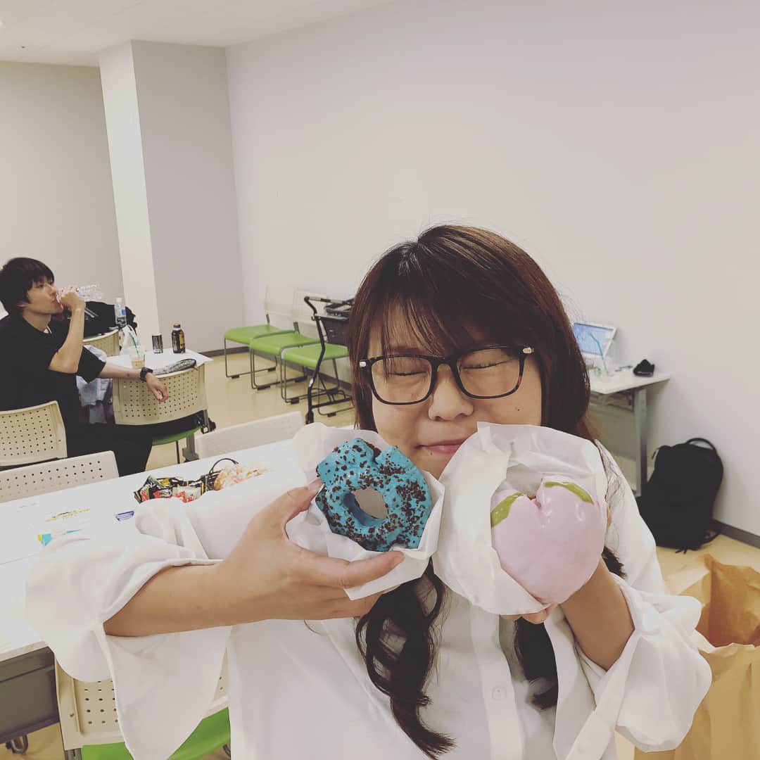 山崎ケイさんのインスタグラム写真 - (山崎ケイInstagram)「「たまにはインスタ映えする写真でも撮ったらどうですか？」と言われて撮ってもらったけど…楽屋感🤳  #pancake #doughnut #upper&cut」8月18日 14時34分 - kei_yamazaki_aisekistart