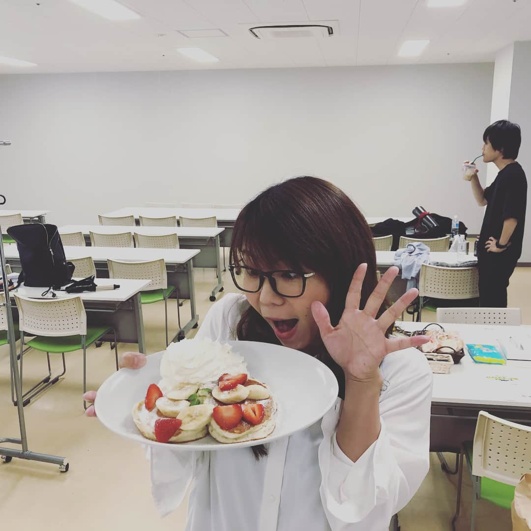 山崎ケイさんのインスタグラム写真 - (山崎ケイInstagram)「「たまにはインスタ映えする写真でも撮ったらどうですか？」と言われて撮ってもらったけど…楽屋感🤳  #pancake #doughnut #upper&cut」8月18日 14時34分 - kei_yamazaki_aisekistart