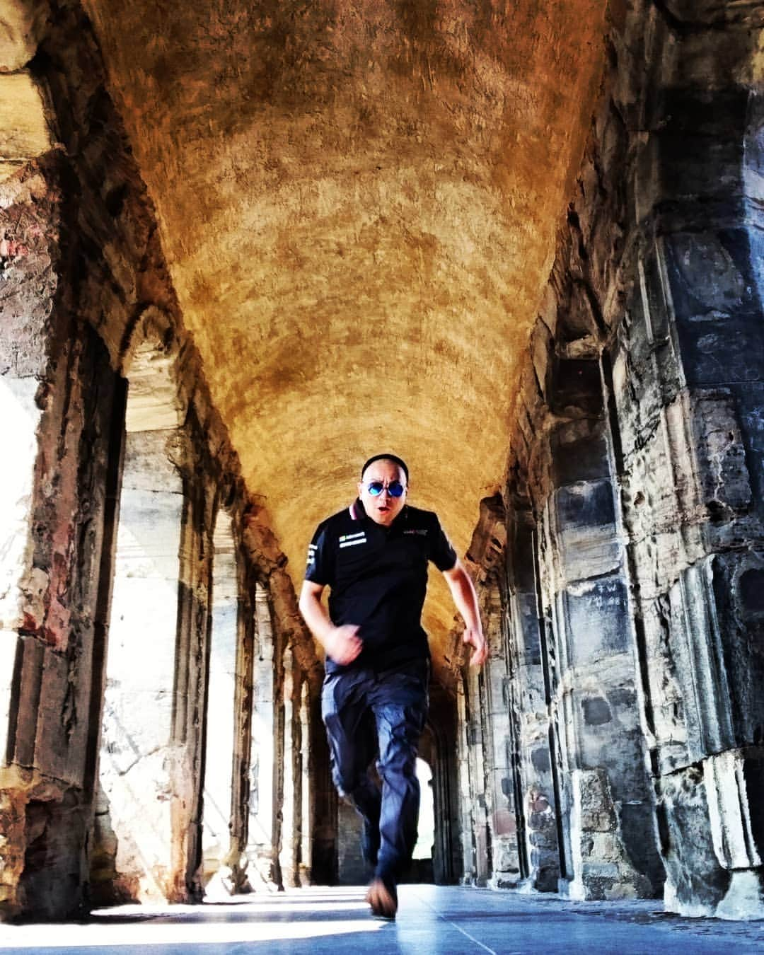 レイザーラモンRGさんのインスタグラム写真 - (レイザーラモンRGInstagram)「Jason Statham in Trier.  ドイツ トリーアの世界遺産「ポルタ 二グラ」にやってきたジェイソン・ステイサム。  古代ローマ時代の建物です。  #jasonstatham #trier #triergermany #portanigra」8月18日 7時36分 - rgrazorramon