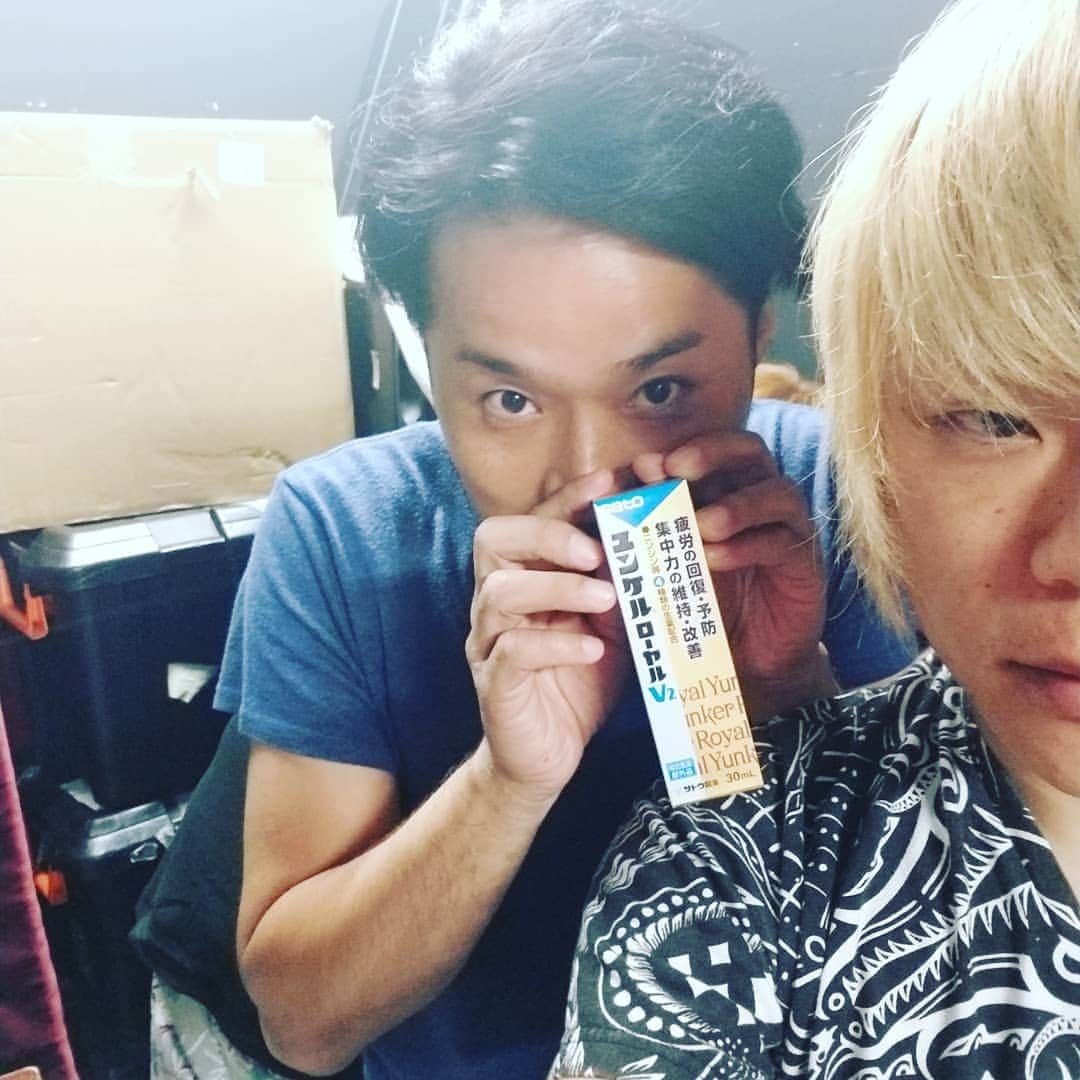 BUZZ THE BEARSさんのインスタグラム写真 - (BUZZ THE BEARSInstagram)「NOT ORDINARY TIMES TOUR堺東club massive！  Cocoaっていう歌をみなさん聞いてくださいね。  ユンケル飲んだら二重になれるかな。  #バズスタ #ユンケル」8月18日 8時22分 - buzzthebears