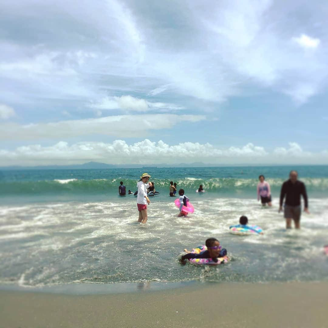 仁科由紀子さんのインスタグラム写真 - (仁科由紀子Instagram)「夏の思い出🌊  こんな海水浴って何十年ぶり？  昔ながらの海の家もあり、 どこか懐かしい感じがする… 自分の子供の頃、 よく連れて行ってもらった 和歌山の海水浴場を思い出した😊  #三浦海岸 #海水浴」8月18日 8時56分 - nishina_yukiko