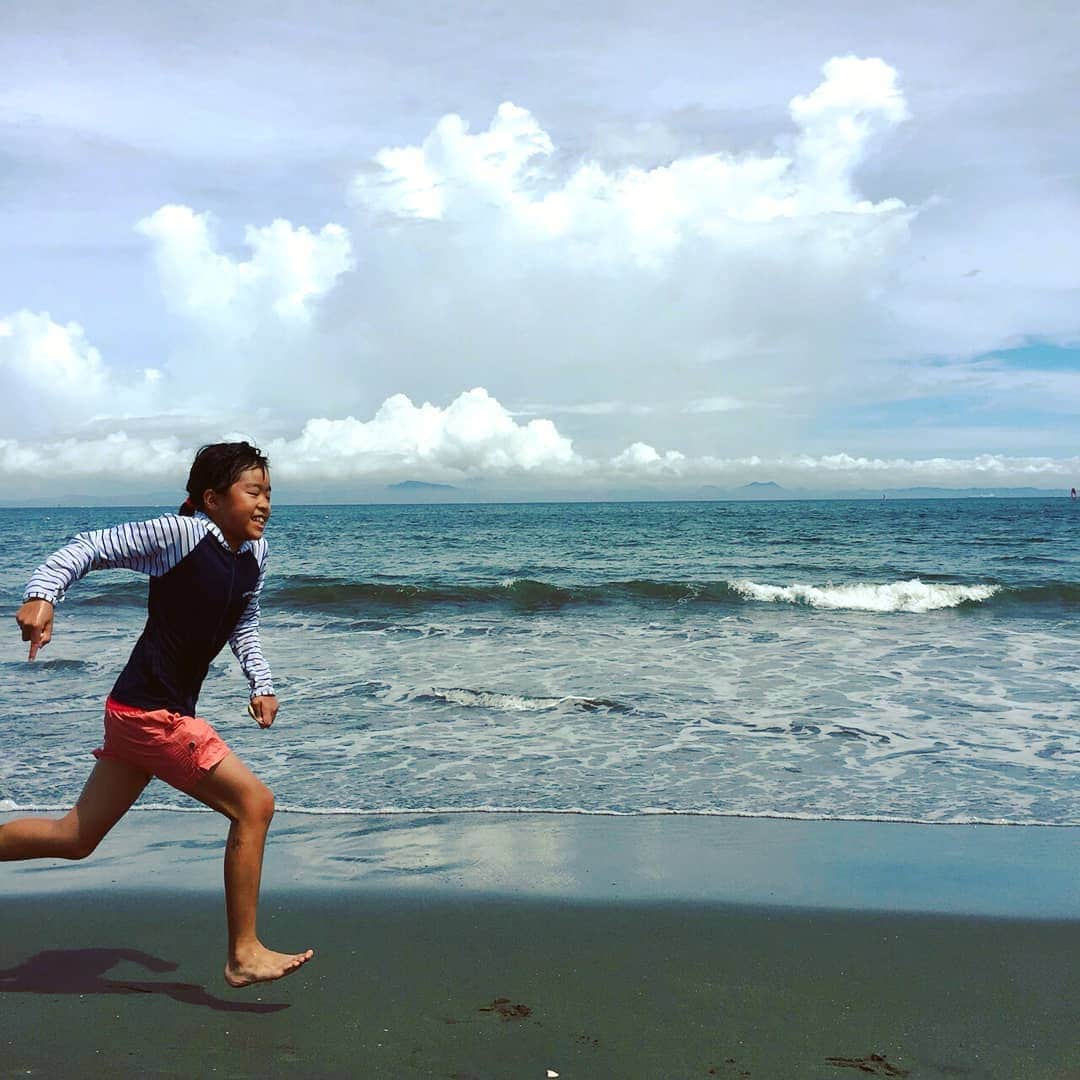 仁科由紀子のインスタグラム：「夏の思い出🌊  こんな海水浴って何十年ぶり？  昔ながらの海の家もあり、 どこか懐かしい感じがする… 自分の子供の頃、 よく連れて行ってもらった 和歌山の海水浴場を思い出した😊  #三浦海岸 #海水浴」