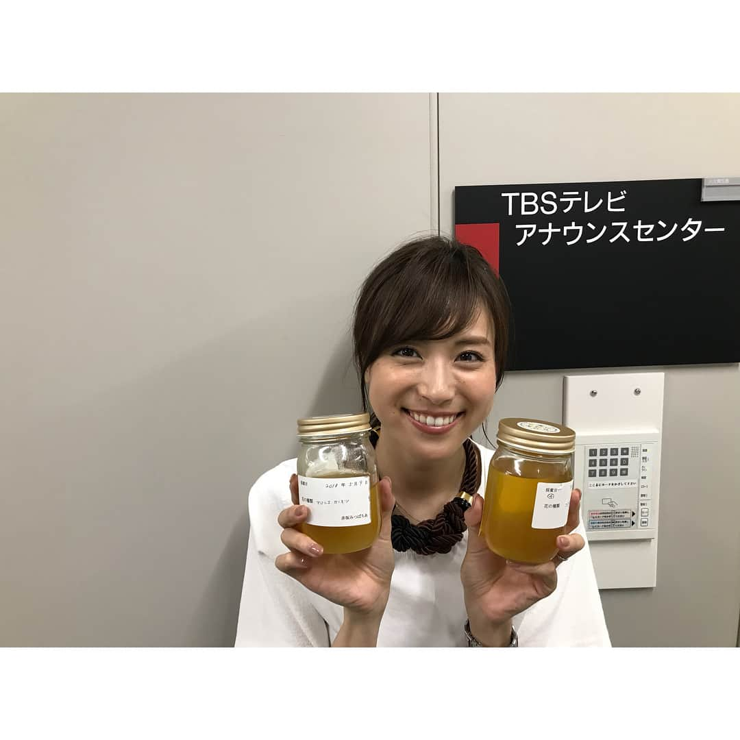 TBSアナウンサー公式さんのインスタグラム写真 - (TBSアナウンサー公式Instagram)「こんにちは☀️🐝 笹川友里です。 今日も、#王様のブランチ ご覧いただきありがとうございました！ 今日は、TBSミツバチアの蜂蜜のご紹介。実は、TBS8階の外テラスでミツバチを🐝飼っているのです。この養蜂施設、「ミツバチア」と名前が付いています。そして、花が咲いている季節には、蜂蜜が🍯採れるんですよ！ ミツバチアのミツバチ🐝たちは、皇居や赤坂御所、TBS周辺に植えられた草木の花々💐🌺🌻🌼🌹から蜜を集めてきます。 この蜂蜜、色々なところに役立てられています。アナウンスセンターでは、私たちがいただくコーヒーや紅茶に入れてます。おいし〜です😘💕💕💕 舐めさせてあげたい〜〜😆🐝🍯 アナウンサー検定に出るかもしれません、覚えておいてくださいね😜  #tbs #tbs公式 #tbscsr #tbsradio #tbsアナグラム #tbs_annogram #tbsアナウンサー公式インスタグラム #アナウンサー #笹川友里 #ミツバチア #蜂蜜 #ミツバチ #fromtbs #王様のブランチ」8月18日 15時03分 - tbs_annogram