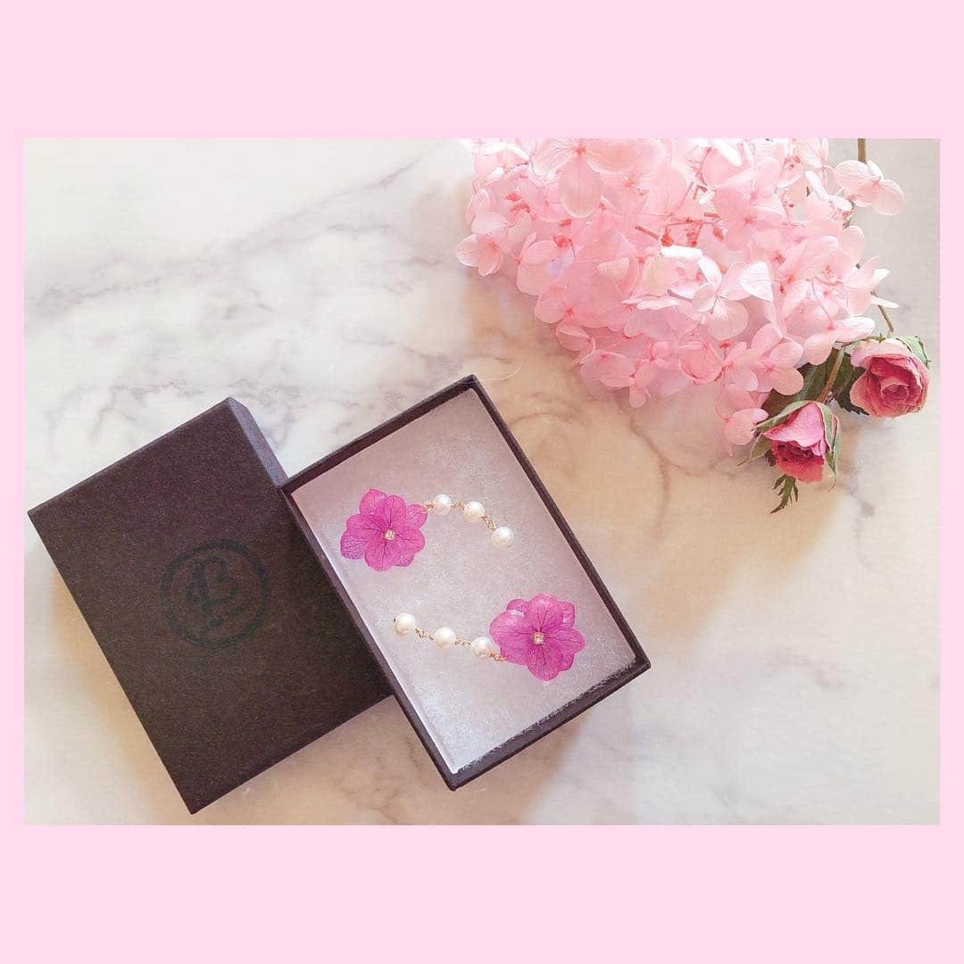 江尻侑華のインスタグラム：「¨̮ ⑅ 本物のお花を使った #ピアス 🌸 ⑅ #友だちからのプレゼント #大好きなピンク #透け感が可愛い #紫陽花 #blisstokyo」