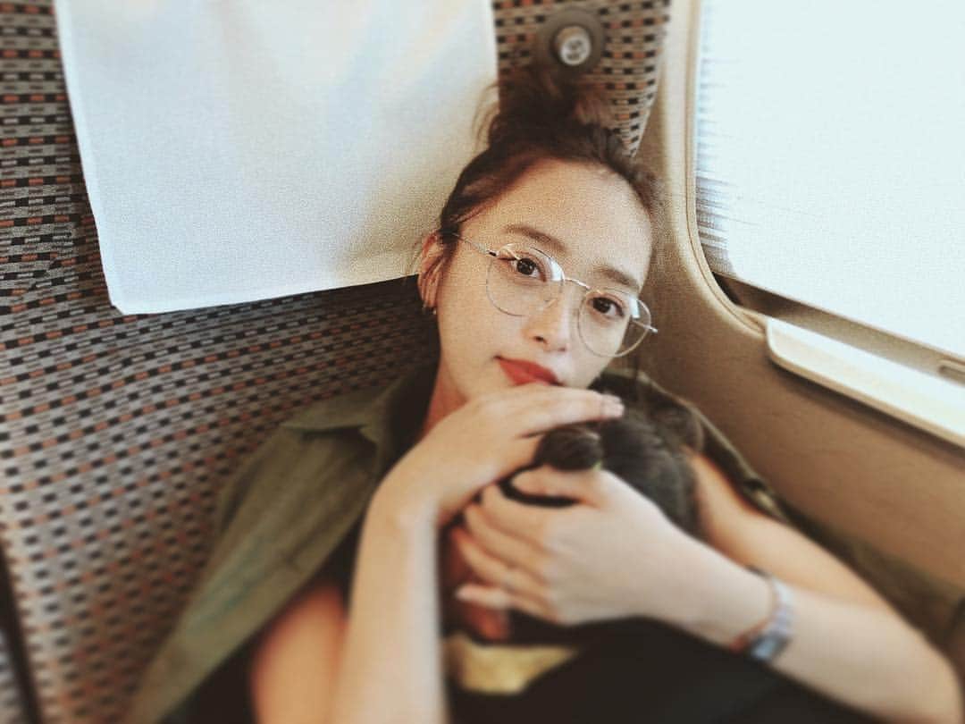 近藤千尋のインスタグラム：「どこに向かってるでしょう🚅💖 眠くて焦点が合ってない。笑 メガネ女子🙃 #ひーぼぉカメラ」