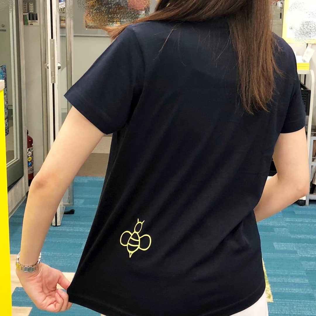 宮澤智さんのインスタグラム写真 - (宮澤智Instagram)「★☞ 今年のめざましTシャツ、 テーマが「つなぐ」ということで フジテレビが人々をつなぐ存在でありたいとの思いからの「8」と 人々の輪が永遠につながりますようにとの思いからの「∞」マークを お花のような形に組み合わせました🌸 後ろには8とかけて蜂が飛んでます🐝 男女問わずたくさんの方に着ていただきたくて、シンプルなデザインにしました😊 . anelloさんとめざましテレビのコラボリュックも 好きな色をシンプルに組み合わせました😊 せっかくなので佐野さんにも背負ってみてもらいました✨ . フジテレビ本社7階にぜひいらしてください☺️ . #めざましどようび #コラボグッズ #ワンガン夏祭り #佐野瑞樹 アナ #牧原さん と #ひょっこり #新美有加 アナ」8月18日 12時07分 - tomo.miyazawa