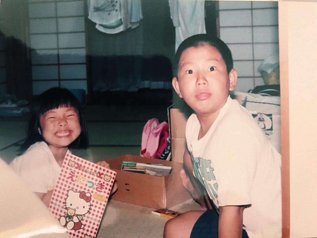 sayocoのインスタグラム：「throw back👧🏻🎞🖍 ・ 昔からこの顔で笑ってる🤣🤣 #笑顔ブス ・ そして #オン眉 💇🏻‍♀️」