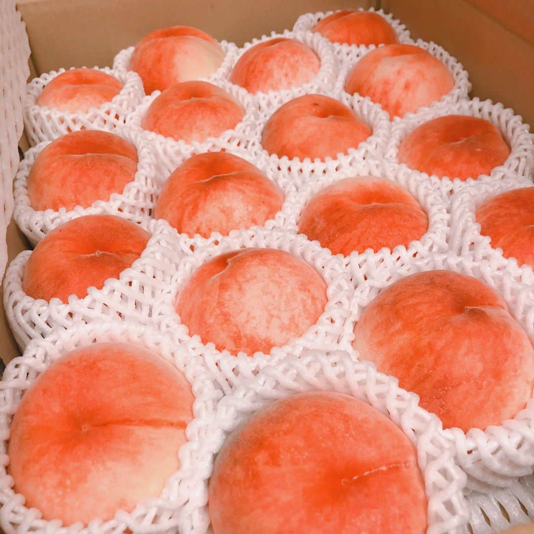 阿部桃子のインスタグラム：「美味しそうな立派な桃をいっぱい頂きました🍑🍑🍑めちゃくちゃ良い匂い❤️るんるん  #桃 #peach #共食い」