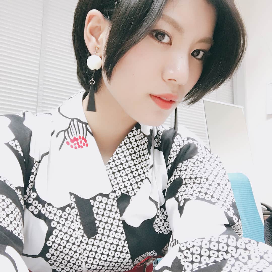 小林玲のインスタグラム：「﻿ ﻿ 今年も浴衣は﻿ モノトーン▶︎▷▶︎﻿ ﻿ ﻿ イヤリングは﻿ #urbanresearch ﻿ ﻿ ﻿ お世話になってたスタッフさんから﻿ 誕生日に頂いた物☺︎かわいいぃぃ﻿ ﻿ ﻿ #fashion #yukata #summer #japan﻿  #shorthair #girl #instagood﻿  #monotone #black #white﻿  #浴衣 #👘﻿ ﻿ ﻿」