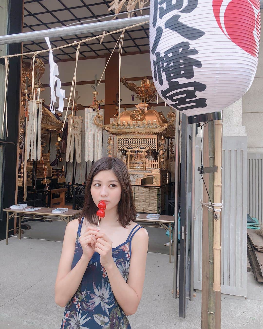 林ゆめさんのインスタグラム写真 - (林ゆめInstagram)「いちご飴🍓 ちょっと最近一瞬だけ行ったお祭りの🙆‍♀️ 東京のお祭りのいちご飴、 出店見てたら飴のところが 水飴のばっかりだったんだけど、 それが普通のいちご飴なの？笑 でも飴固まってるのあった😋 みんなはお祭りだとなにが好きー？ _ _ _ #お祭り #いちご飴 #fashion #code #ootd #コーデ #makeup #selca #selfie #ポートレート #portrait #pic #picture #instagood #ig_japan」8月18日 16時20分 - ___yuume.18