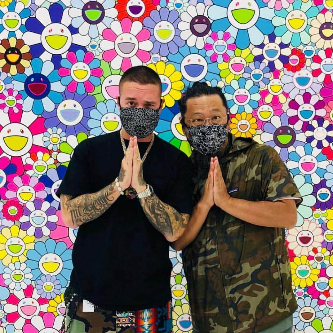 村上隆さんのインスタグラム写真 - (村上隆Instagram)「@jbalvin came my studio. 🤩 The mask he is wearing is a mask of a special design I created newly! Gracias por venir! mask Special thanks to @takishz05 @wakamoon 📷 @jbalvin」8月18日 17時10分 - takashipom