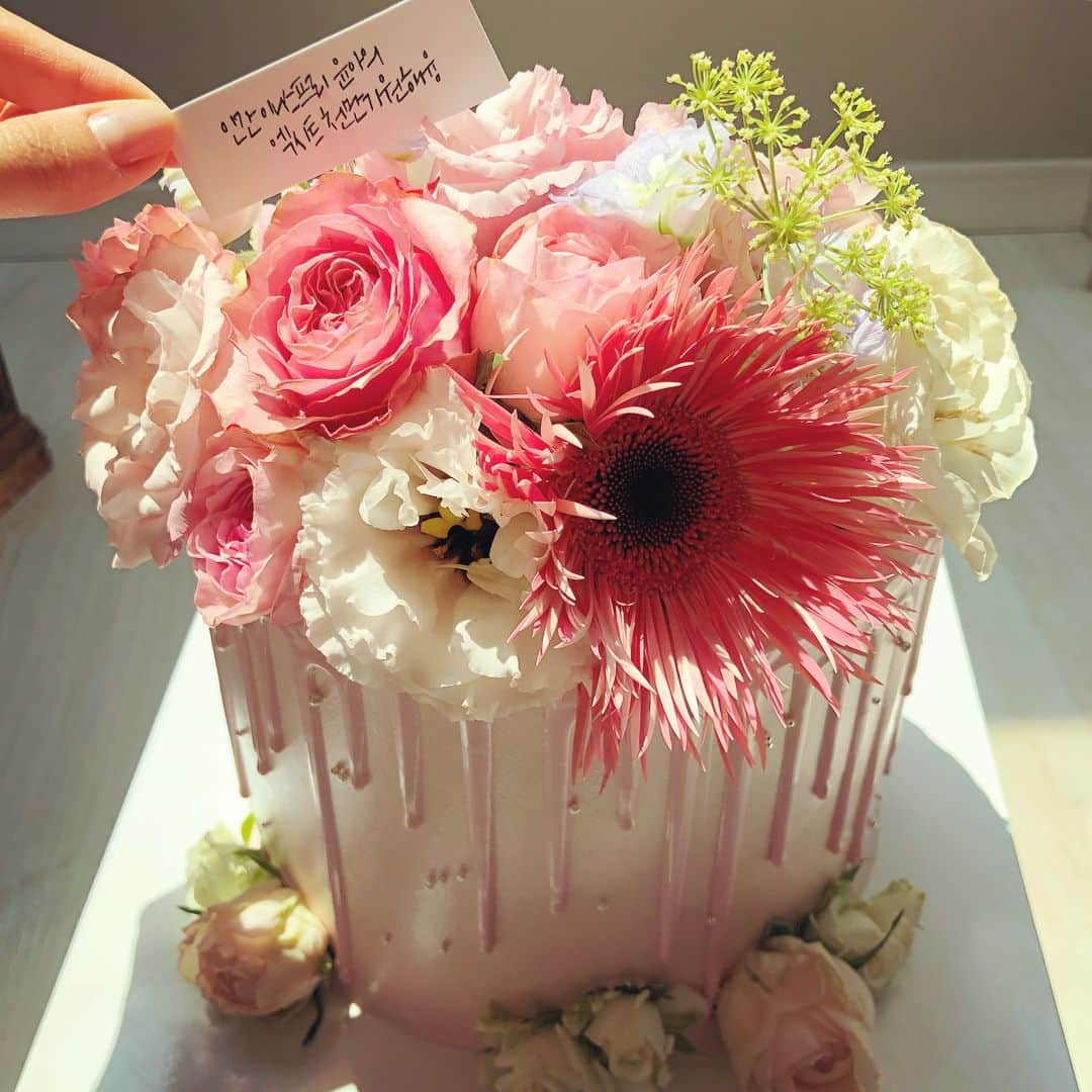 ユナさんのインスタグラム写真 - (ユナInstagram)「🌷💐🌸🌼🌺 Already 10 years together #고맙습니당  #융스타그램」8月18日 17時36分 - yoona__lim