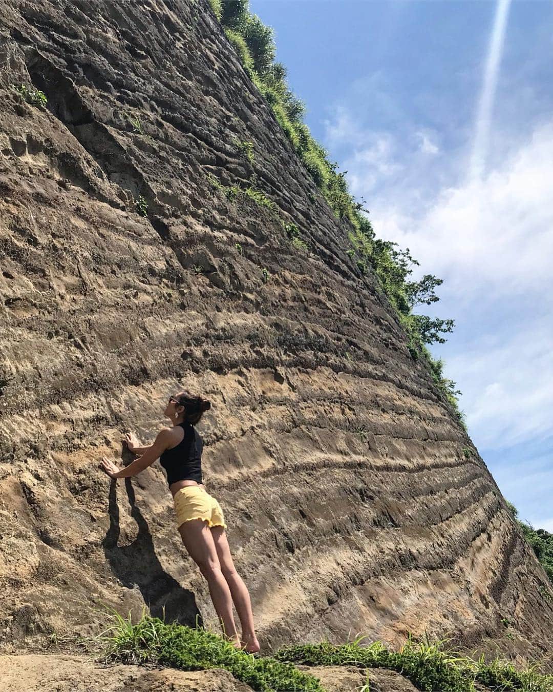 Aya（小山内あや）さんのインスタグラム写真 - (Aya（小山内あや）Instagram)「地層。 これが道なりに長〜く続く。 歴史が詰まった壮大な自然。」8月18日 17時53分 - aya_fitness