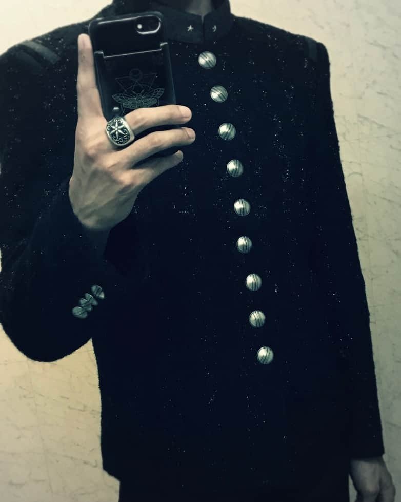 DIR EN GREYさんのインスタグラム写真 - (DIR EN GREYInstagram)「雑誌撮影2。  Toshiya  #DIRENGREY #WHS #TheInsulatedWorld」8月18日 18時01分 - direngrey_official