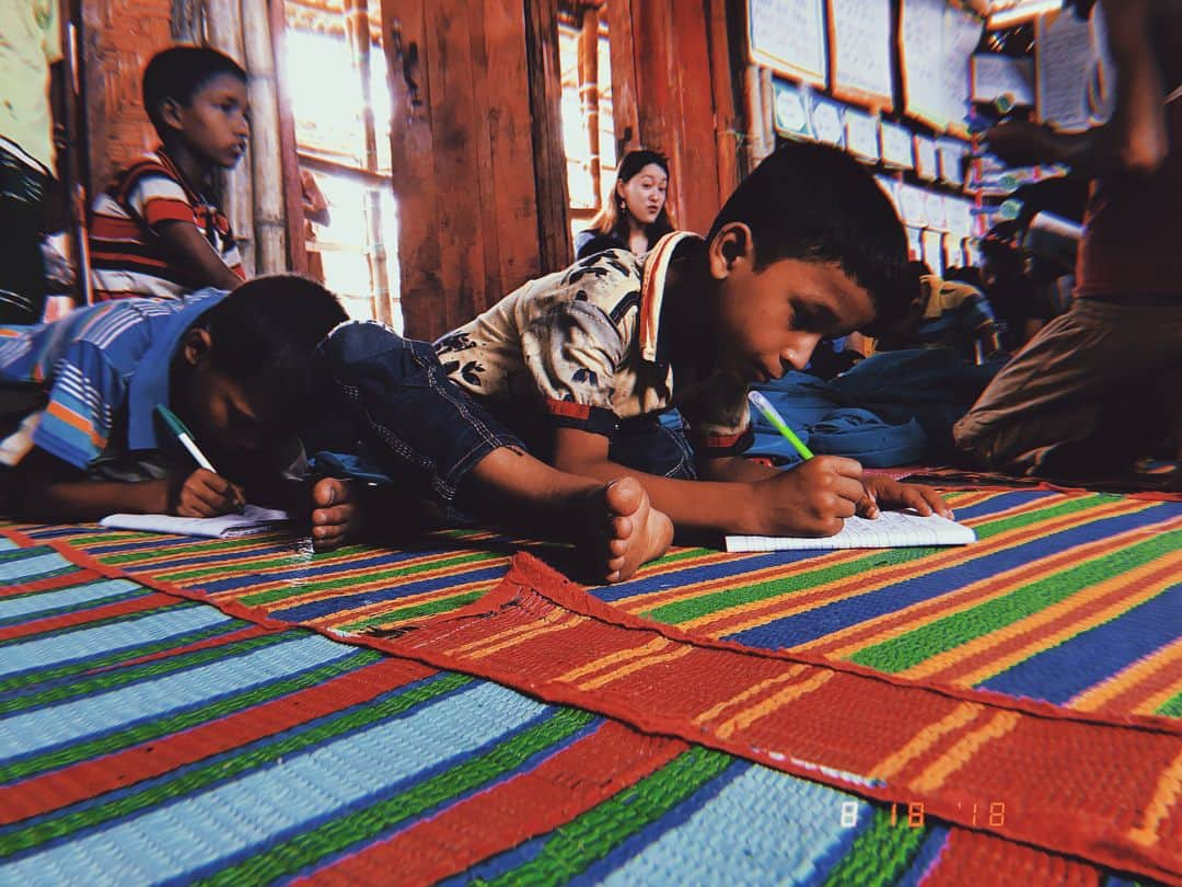 ジジ・ハディッドさんのインスタグラム写真 - (ジジ・ハディッドInstagram)「Today we also visited a @UNICEF Learning Center in the Shamlapur Refugee Camp, Cox’s Bazar, Bangladesh (Camp Population: 13,050). This is the 7-10 year old class, they are one class of 3 daily shifts (there is also a 4-6 y/o class and a 11-14 y/o class). Here they learn Burmese and English, Mathematics, and Life Skills (exercise, breathing, and self-hygiene), as well as given psychosocial support where they can openly discuss how they are doing emotionally. Their English teacher is a local lady from the host-community in Cox’s Bazar, and their Burmese teacher is a Rohingya refugee, both whom have been recently trained using an Emergency Curriculum developed for this crisis.  @unicefbangladesh @unicefusa 📚✏️ #childrenuprooted」8月18日 19時13分 - gigihadid