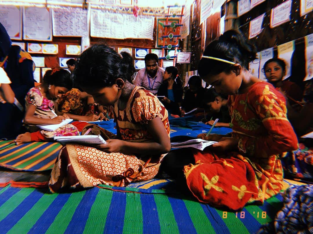 ジジ・ハディッドさんのインスタグラム写真 - (ジジ・ハディッドInstagram)「Today we also visited a @UNICEF Learning Center in the Shamlapur Refugee Camp, Cox’s Bazar, Bangladesh (Camp Population: 13,050). This is the 7-10 year old class, they are one class of 3 daily shifts (there is also a 4-6 y/o class and a 11-14 y/o class). Here they learn Burmese and English, Mathematics, and Life Skills (exercise, breathing, and self-hygiene), as well as given psychosocial support where they can openly discuss how they are doing emotionally. Their English teacher is a local lady from the host-community in Cox’s Bazar, and their Burmese teacher is a Rohingya refugee, both whom have been recently trained using an Emergency Curriculum developed for this crisis.  @unicefbangladesh @unicefusa 📚✏️ #childrenuprooted」8月18日 19時13分 - gigihadid