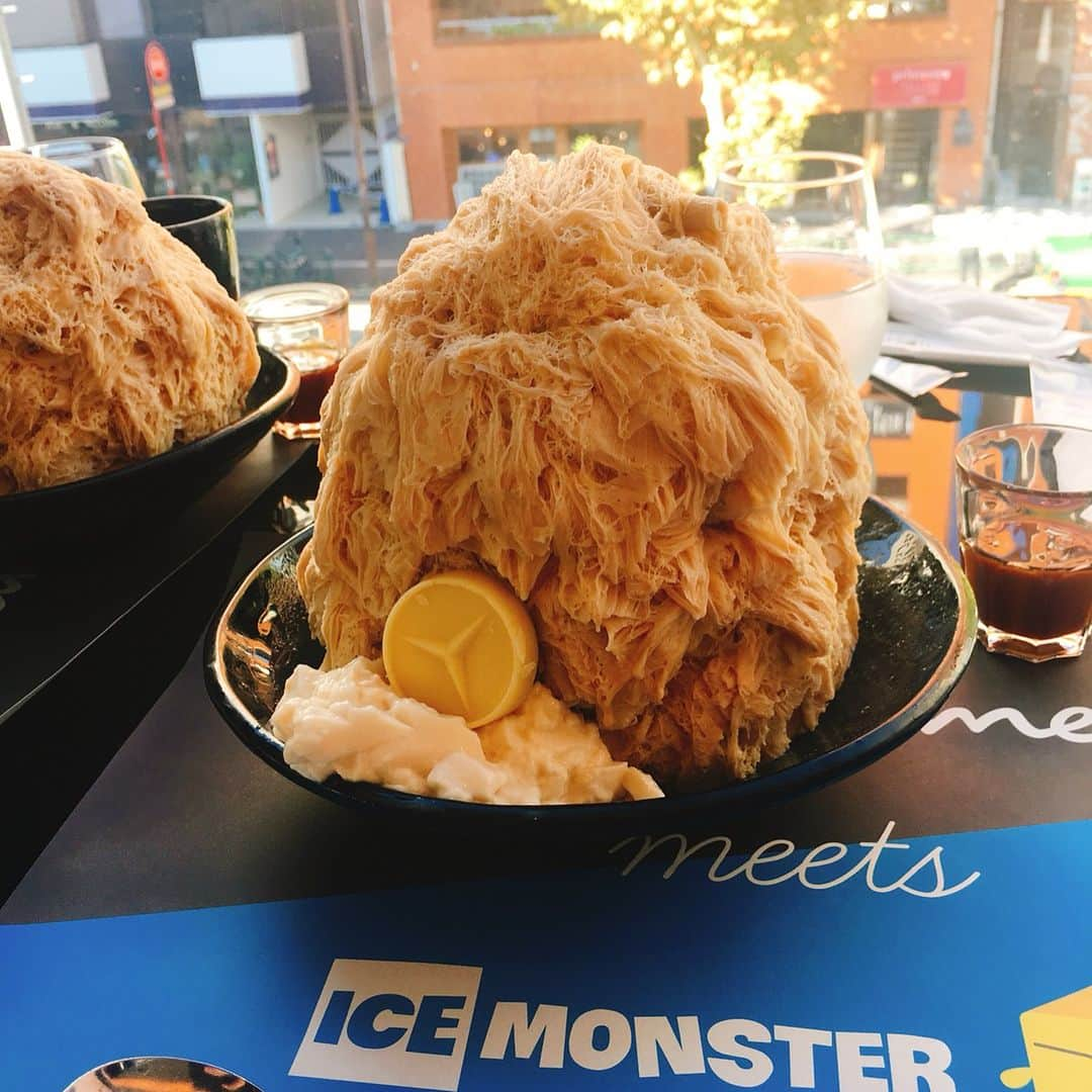 石山千晶さんのインスタグラム写真 - (石山千晶Instagram)「Mercedes meにかき氷🍧を食べに行ってきました💓 あの有名なICE MONSTERのコラボ✨ ロイヤルミルクティー味のかき氷で、ふわっふわの食感+甘さ控えめなのにしっかりミルクのコクがある氷なので猛暑がおさまりつつある最近でもとても美味しくいただきました！ 別添えのシロップをかけて…😋 タピオカも一緒についてくるんですけどそれがまたもっちもちのぷるんぷるん😂💕 タピオカ好きにもたまらん🤣 8月末までの販売なので、気になる方は是非足を運んで、食べてみてください✨  友達のともかちゃんと遊びに行ってきたんですけど、体調悪いのに連れまわしてしまった😭すまぬ かき氷食べて元気だして〜笑 #mercedesbenz#mercedesme#かき氷#icemonster」8月18日 19時59分 - chiaki_ishiyama0428