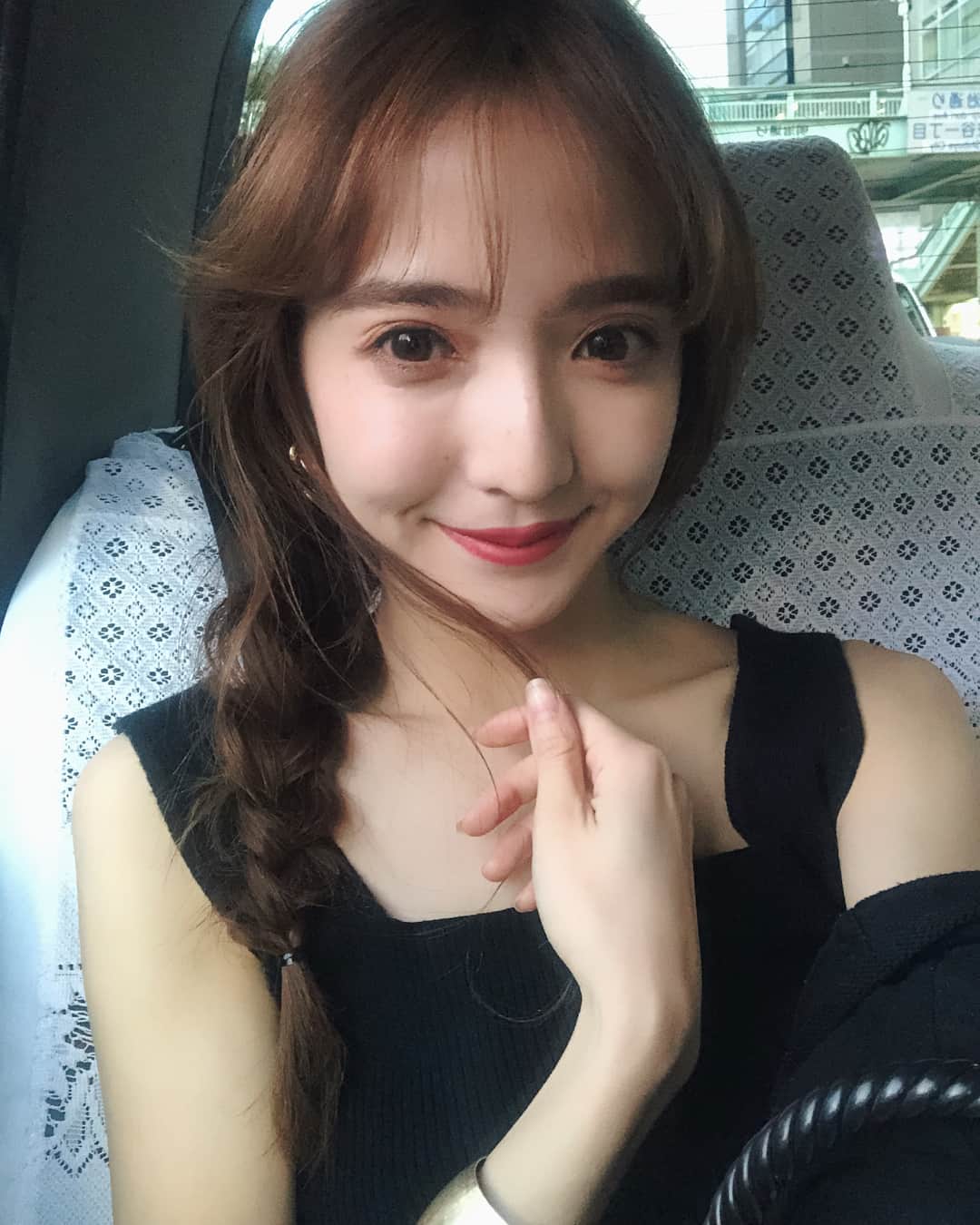 平木愛美のインスタグラム：「大好きさんに嬉しいこと言われてにこにこ。もはやにやにやw🤣💖🌈そんな１枚目。  ２枚目動画はきのうのお寿司時間をやっぱりインスタ投稿でも🍣🍣 美女たちの隣でおしゅししあわせ美味しい。  #love #なんか笑い声変 #ハローも自分でも意味不明ごめんなさい #くるくる回るお寿司はお気に入り ♡」