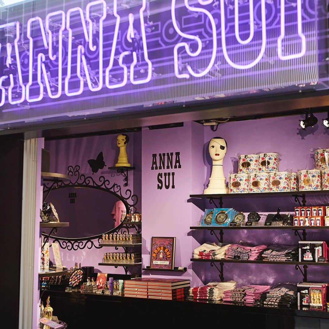 アナスイさんのインスタグラム写真 - (アナスイInstagram)「明日最終日🦋  東京・六本木 期間限定「ANNA SUI COSMETICS SHOP」✨ * アナ スイ コスメティックスの“20周年” を祝して、「ANNA SUI COSMETICS SHOP」を東京・六本木で開催される大型夏イベント「テレビ朝日夏祭り」にて出店中！ 限定コスメ先行販売やオリジナルグッズを販売。 20 周年のお祝いムード満載のアナ スイを体験できるブースとなっております。 ★日時：2018 年7 月14 日（土）～ 8 月 19 日（日） 11：00 ～ 19：30 ※時間帯は変更になる場合がございます。 ★場所：テレビ朝日夏祭り会場内（六本木ヒルズアリーナ） 〒106-8001 東京都港区六本木6-9-1 ★内容：・アナ スイ コスメティックス アイテム 一部販売 ・ANNA SUI COSMETICS SHOP オリジナルアイテムの販売 * 詳しくはこちら>> https://bit.ly/2KJ4wlX #アナスイコスメティックス #annasuicosmetics #アナスイミュージアム #アナスイ20th #イベント」8月18日 20時28分 - annasuicosmetics