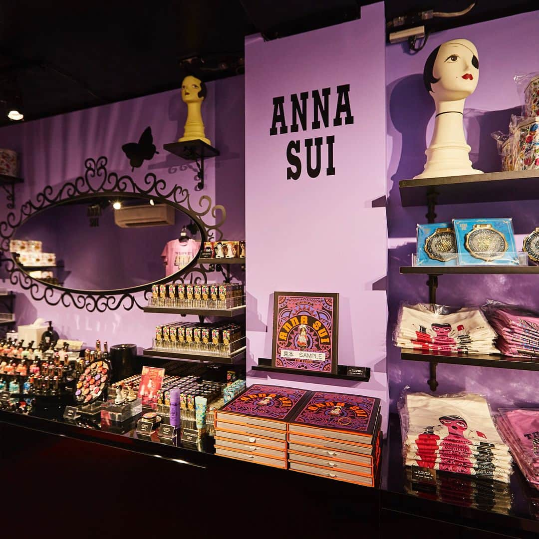 アナスイさんのインスタグラム写真 - (アナスイInstagram)「明日最終日🦋  東京・六本木 期間限定「ANNA SUI COSMETICS SHOP」✨ * アナ スイ コスメティックスの“20周年” を祝して、「ANNA SUI COSMETICS SHOP」を東京・六本木で開催される大型夏イベント「テレビ朝日夏祭り」にて出店中！ 限定コスメ先行販売やオリジナルグッズを販売。 20 周年のお祝いムード満載のアナ スイを体験できるブースとなっております。 ★日時：2018 年7 月14 日（土）～ 8 月 19 日（日） 11：00 ～ 19：30 ※時間帯は変更になる場合がございます。 ★場所：テレビ朝日夏祭り会場内（六本木ヒルズアリーナ） 〒106-8001 東京都港区六本木6-9-1 ★内容：・アナ スイ コスメティックス アイテム 一部販売 ・ANNA SUI COSMETICS SHOP オリジナルアイテムの販売 * 詳しくはこちら>> https://bit.ly/2KJ4wlX #アナスイコスメティックス #annasuicosmetics #アナスイミュージアム #アナスイ20th #イベント」8月18日 20時28分 - annasuicosmetics