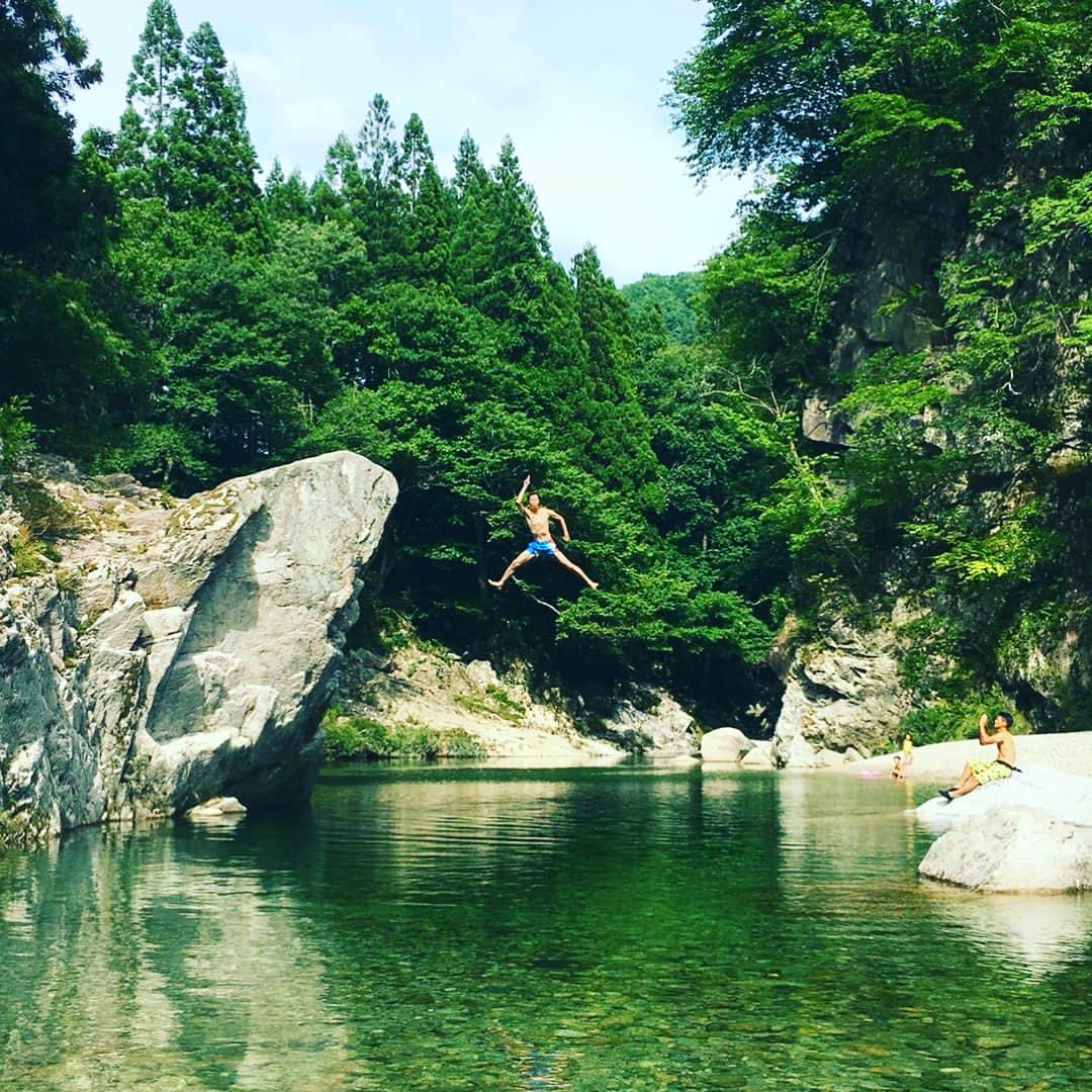 タニザワトモフミのインスタグラム：「本日無事退院！ からの川遊び。 シャバの空気はうまい…。 心配してくれた皆さん、 ありがとうございました！ 🌏🌎🌍」