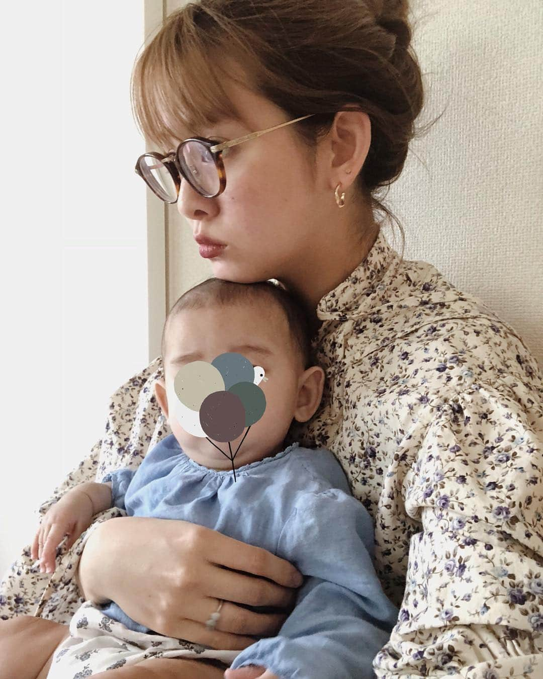 菅谷梨沙子さんのインスタグラム写真 - (菅谷梨沙子Instagram)「今日のわたしたち。 ちょっと前にものもらいが出来てやっと治ったのに、今度は前回と違う方の目💭 またしばらくメガネ生活だ🙄 良くなったと思った身体の痒みもまた最近発症…。 今までものもらいも、身体の痒みもなかったのに産後はいろいろと出て来るなぁ😭 でも妊娠中から今日まで風邪は引いていないのです💪🏻」8月18日 21時14分 - risako_sugaya