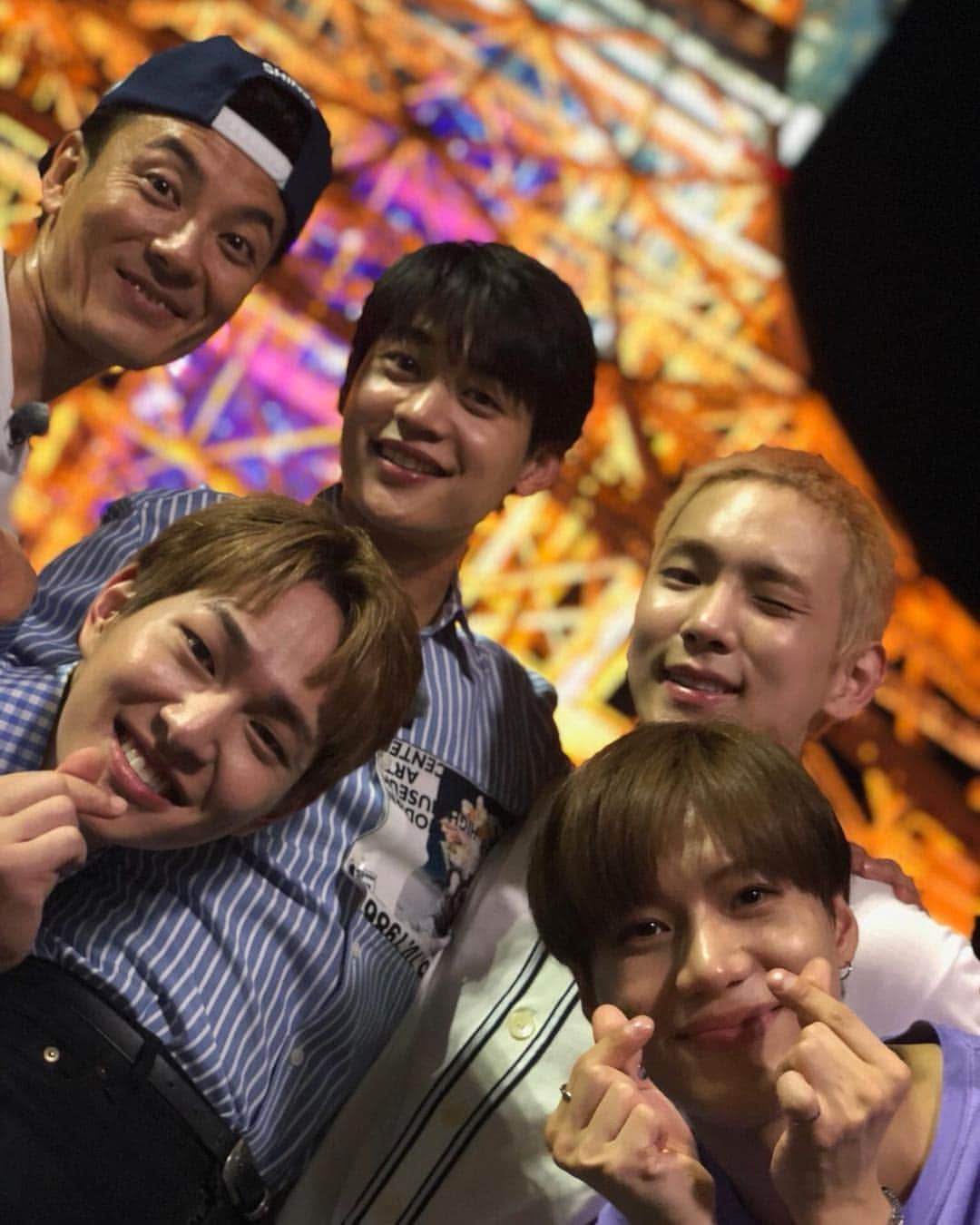 SHINeeのインスタグラム：「本日18日(土)PM23:00時からAbemaTVでは「密室の東京ドライブ」を放送します！東京の街を本音トークを繰り広げながらドライブ！ぜひご覧下さい♪ #SHINee #SunnySide」