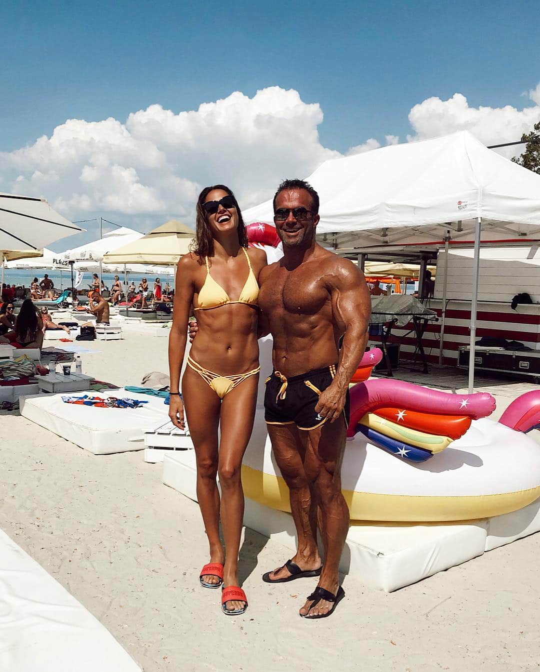 ズザンナ・ヤカボスのインスタグラム：「@kathibela es a muscle beach 😎」