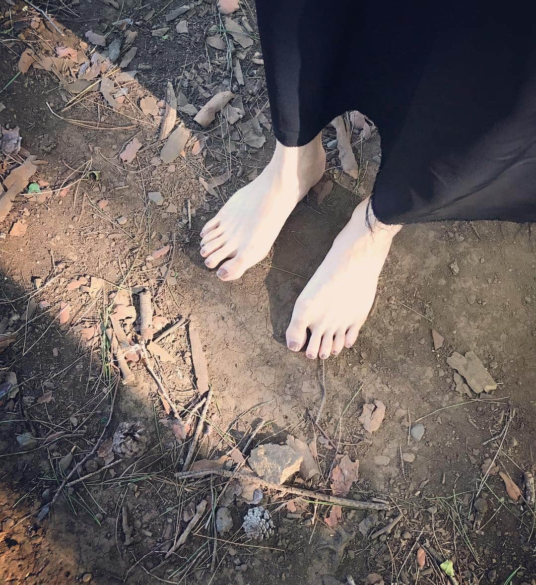 中越典子さんのインスタグラム写真 - (中越典子Instagram)「土を踏むといいと聞いて早速公園で裸足で歩いてみました。なんか、こういう感触久しぶりかも。 大地に足をつけると、一体感もあって気持ちいいな。土ってひんやりしてるんだ。 #土 #大地」8月18日 21時31分 - nakagoshi_noriko.official