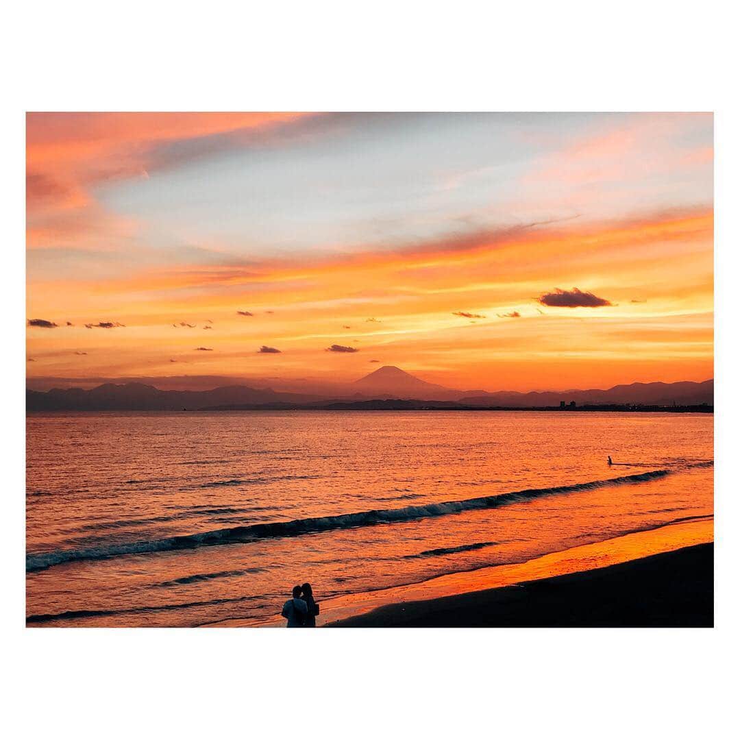 團遥香さんのインスタグラム写真 - (團遥香Instagram)「お休みだったので海へ😇😇 綺麗なサンセットが見れた🏝 美しい...富士山🌞 #下に映りこむカップルに注目っ #ロマンチック  #羨ましい。笑」8月18日 21時33分 - haruka_dan_official