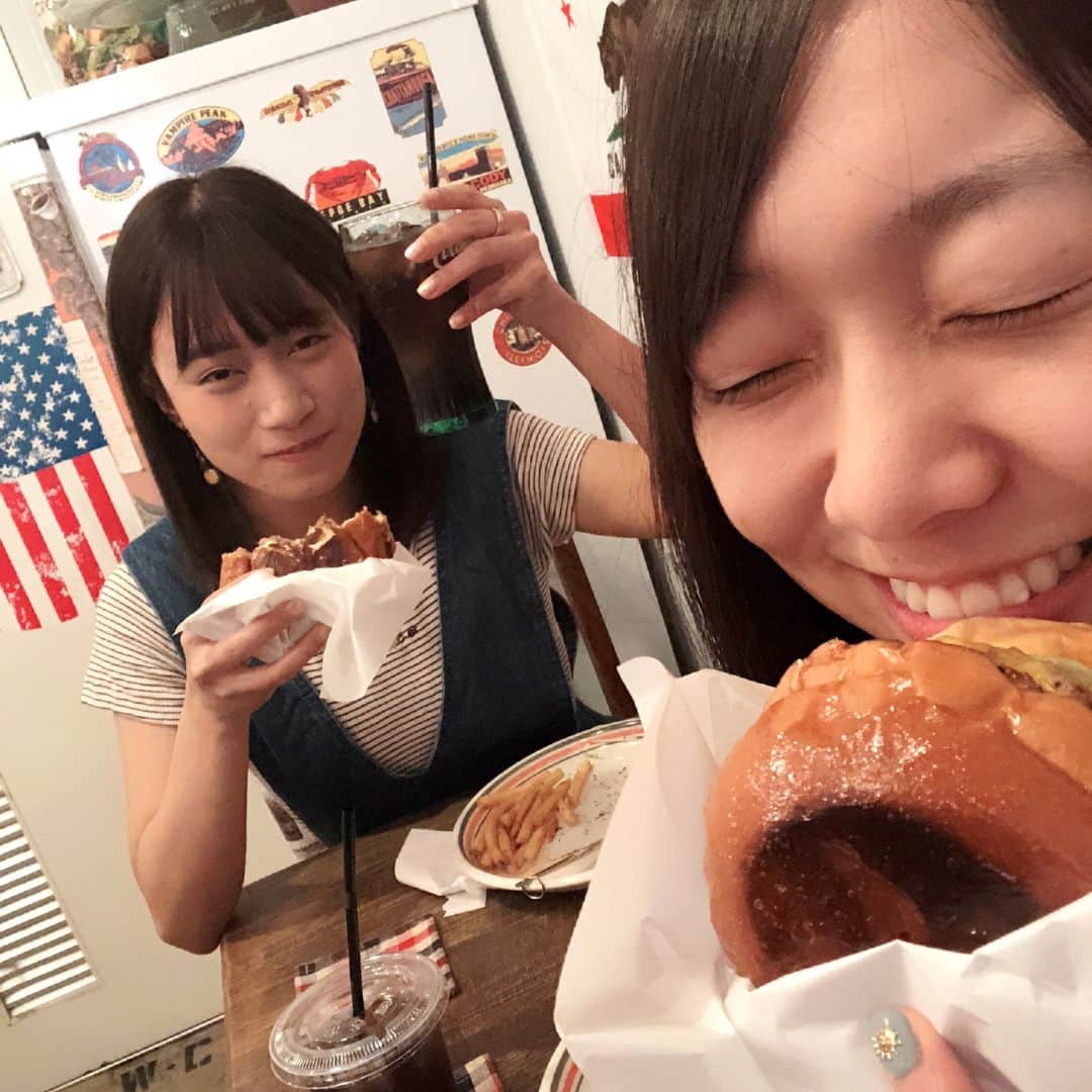 須田亜香里さんのインスタグラム写真 - (須田亜香里Instagram)「真木子さんとランチでハンバーガー。 美味しいハンバーガー大好き大好き大好き😢 私があまり時間がなかったから、スムーズに食べられるように先に入って注文しててくれたの。優しい😢 いつも私がピーピー泣くとお世話してくれるの。優しい😢 2.3枚目はドアップ真木子さん。口についてるの。可愛い😢 4.5枚目のツーショットは二枚とも中途半端な顔してるの。載せたろ😢笑  #ハンバーガー #hamburger #🍔」8月18日 21時38分 - akarisuda