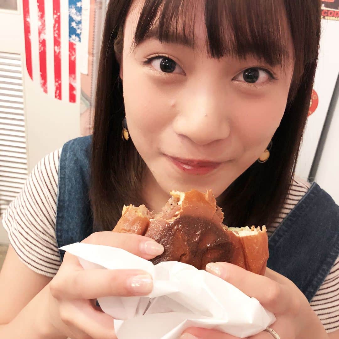 須田亜香里さんのインスタグラム写真 - (須田亜香里Instagram)「真木子さんとランチでハンバーガー。 美味しいハンバーガー大好き大好き大好き😢 私があまり時間がなかったから、スムーズに食べられるように先に入って注文しててくれたの。優しい😢 いつも私がピーピー泣くとお世話してくれるの。優しい😢 2.3枚目はドアップ真木子さん。口についてるの。可愛い😢 4.5枚目のツーショットは二枚とも中途半端な顔してるの。載せたろ😢笑  #ハンバーガー #hamburger #🍔」8月18日 21時38分 - akarisuda