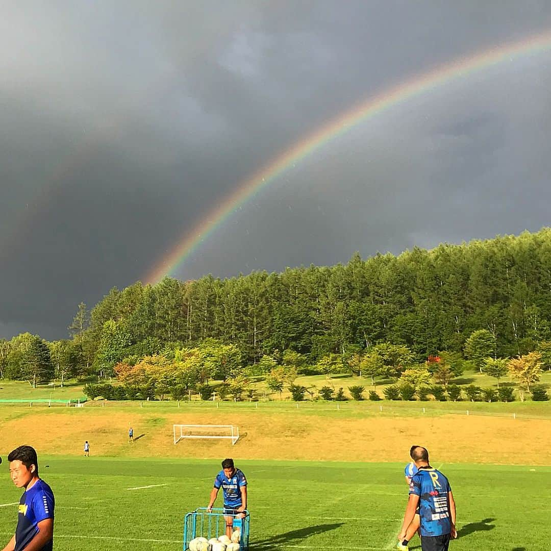 大西将太郎さんのインスタグラム写真 - (大西将太郎Instagram)「8/8から8/18の今日まで 北見で立命館大学のコーチングへ 普段あまり出来ない細かな戦術とゲーム理解の徹底。そして、1番大事な学生とのコミュニケーションの部分をたくさんとれたことがとても良かったです。 今日の筑波大学との試合で大きな成長を感じました。 Good game boys !! 自分自身も学生達と一緒に成長出来たかなと思います。  みんなで同じ船に乗って目標に向かい、二度と戻らない学生スポーツの時間を後悔しないようにしてほしい。ラグビーで巡りあえた仲間と共に最後までやりきって欲しいと思います。  隣には母校も合宿をしておりましたが、関西の頑張りが全国の大学ラグビーの底上げにつながるのは間違いないと思いますのでお互い頑張れればいいかなと思います。  僕は次の仕事の為、先に東京へ向かい現実の世界に戻りますが、最後までしっかりやりきって打ち上げを楽しみ元気に帰ってきてください(^.^) 皆さん、ありがとうございました(^.^)やっぱり北見は大好きな場所です！！ #rugby #ritswitchon #coaching #ツールドキタミ #北見 #モイワ #初めてきたのは20年前 #雨多し #10度以下 #初雪 #あおしロス #魚釣り #コンビニ食の有無  #ピーナッツ #青島〜〜事件はどこで起きてんねん #チーム古川  #結果仕事溜まりまくり」8月18日 22時02分 - shotaro12