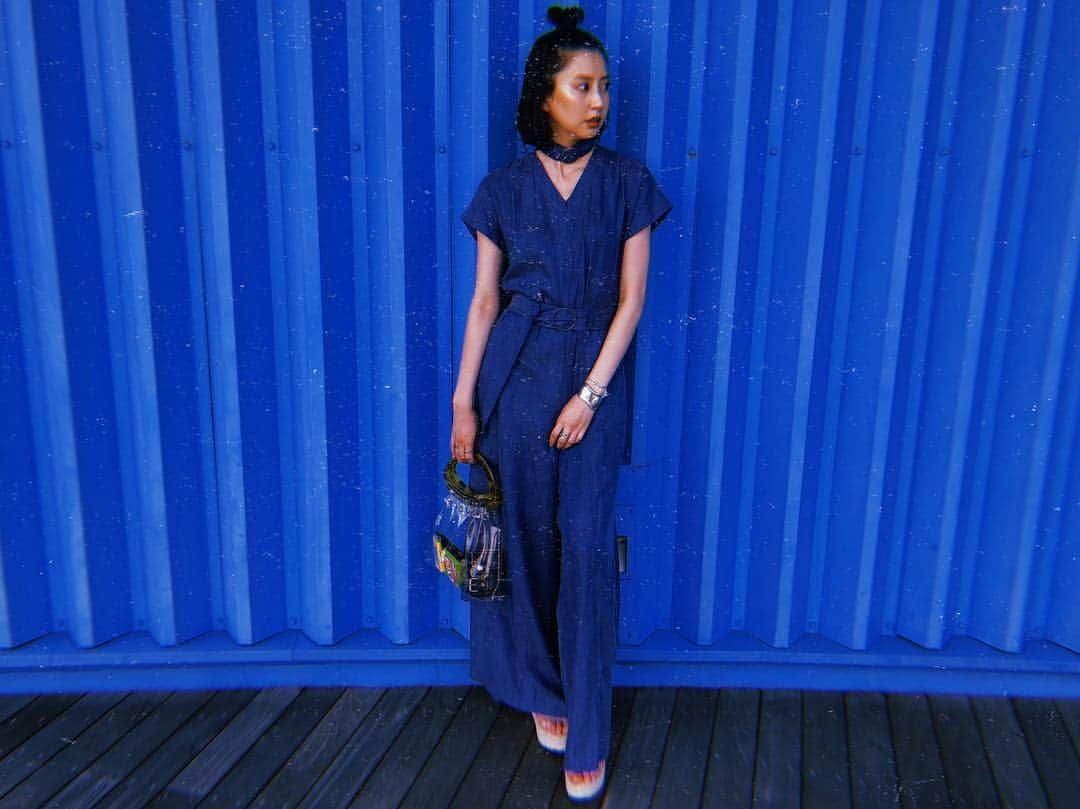 河北麻友子さんのインスタグラム写真 - (河北麻友子Instagram)「💙💙💙 FASHION JUMPSUIT: G.V.G.V. ESPADRILLES: Ameri Vintage BAG: SLY #FASHION #OOTD #麻友コーデ」8月18日 22時15分 - mayukokawakitaofficial