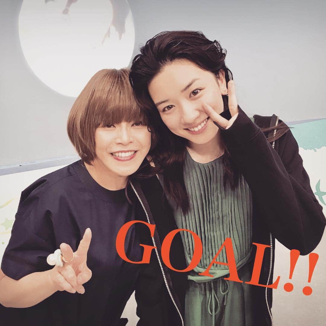 北川悦吏子のインスタグラム：「夢の切れ切れに、昨日が蘇る。「半分、青い。」撮影、昨夜、オールアップしました！オールアップの儀式！感動しました。これは、その後の乾杯後の写真。スズメ、永遠に！本当にお疲れ様。#半分青い」