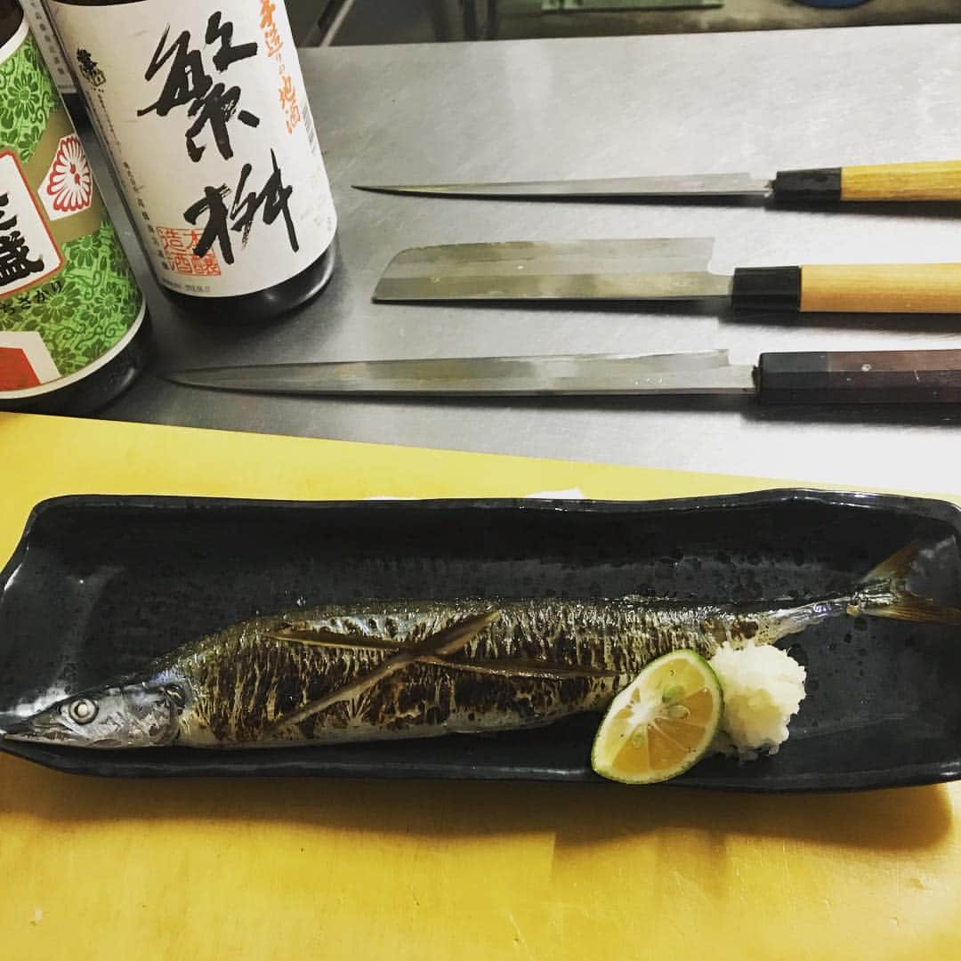 野元勇志のインスタグラム：「お盆も過ぎ、朝晩が涼しくなってきました‼︎ tetsujiはいち早く、秋刀魚を取り扱っています‼️ 是非お越しください‼︎ #博多tetsuji  #underdogfk aka.シーザータケシ #underdog47」