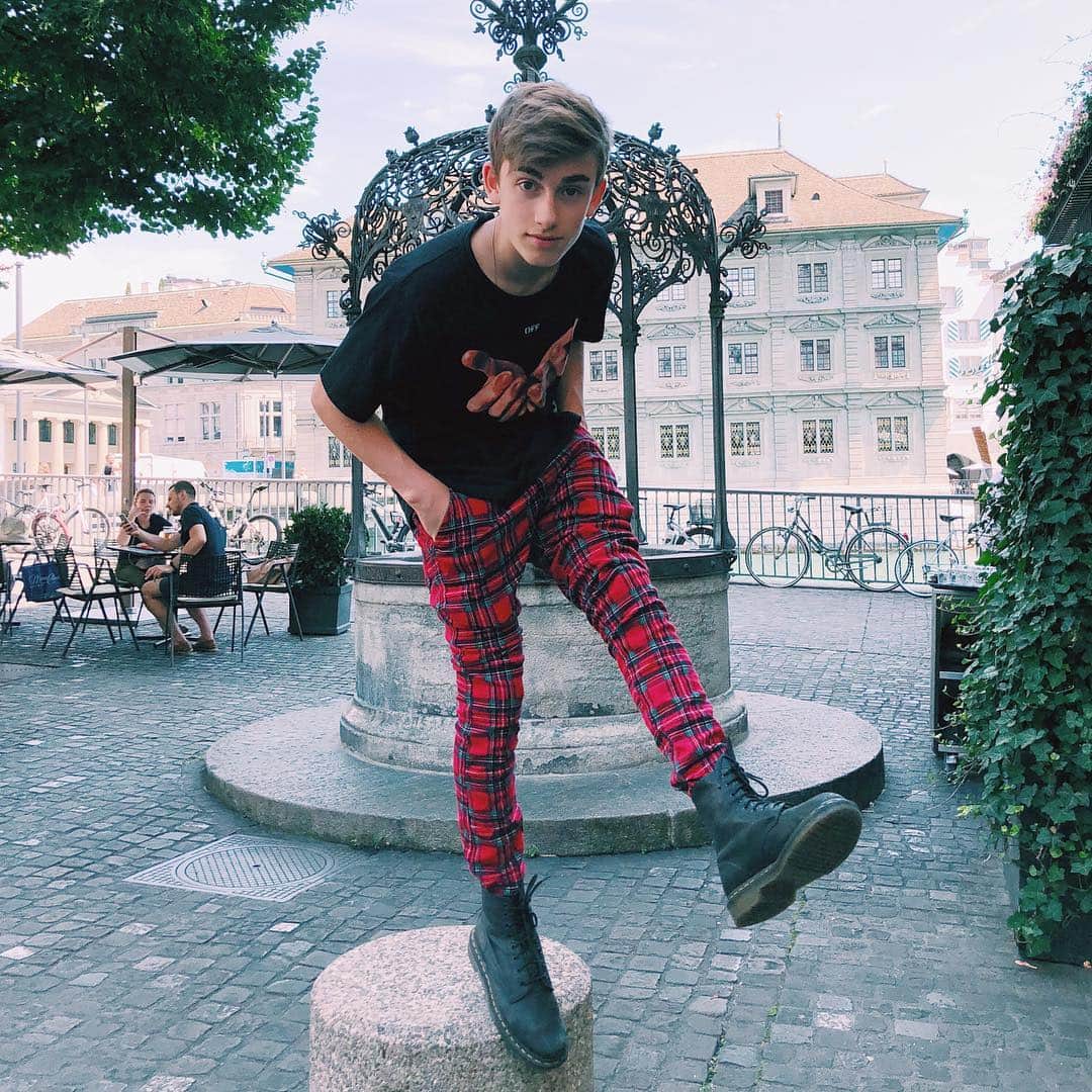 ジョニー・オーランドのインスタグラム：「i love this place🇨🇭」