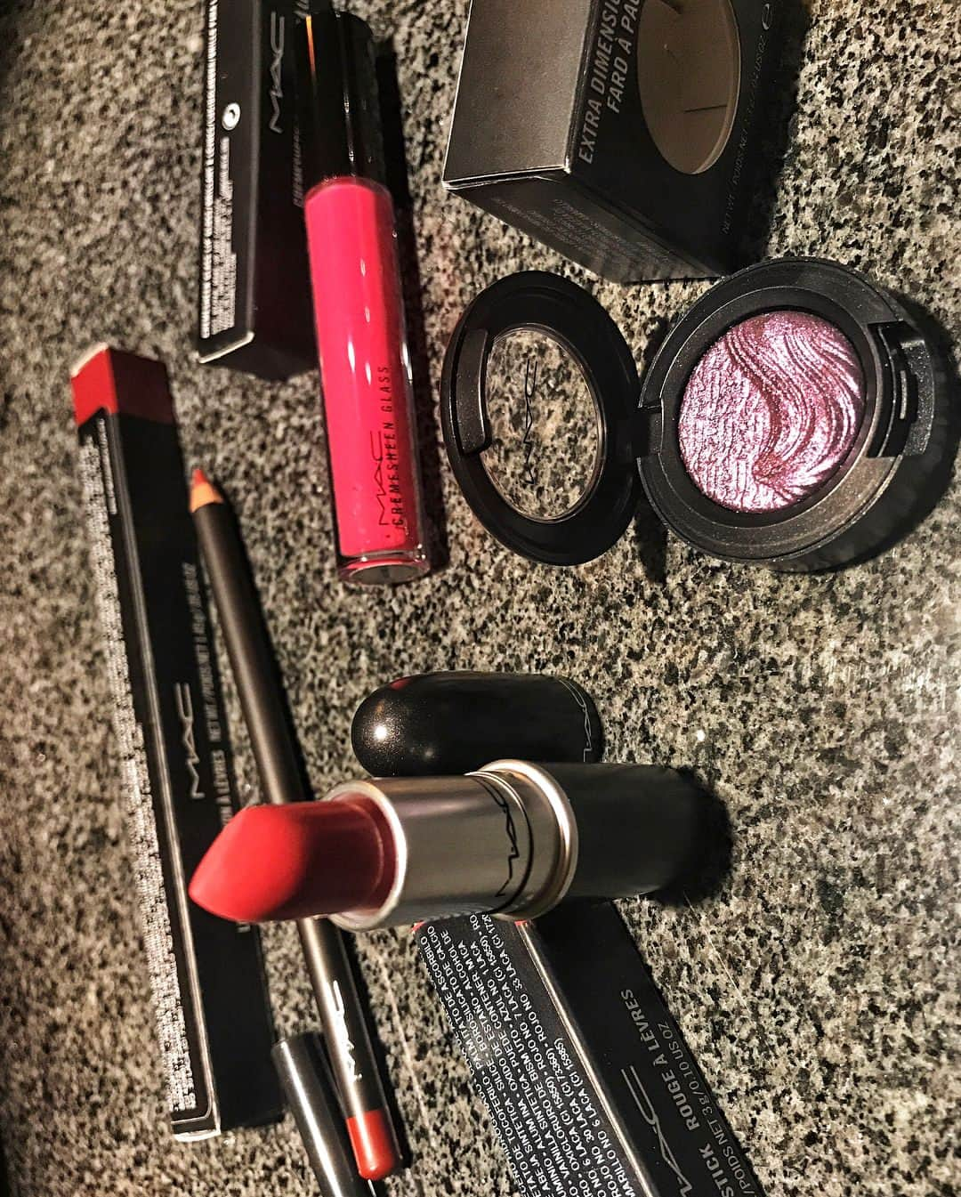 April Imanさんのインスタグラム写真 - (April ImanInstagram)「Hoy tuve una sesión de maquillaje y fotos con una de mis marcas favoritas @maccosmetics 😍 Sus lipsticks son mi favorito y, en realidad, solo uso lipsticks de MAC💄  Gracias a @redbow92 por el maquillaje y a @axlprga por invitarme a la sesión de maquillaje!💖 Además, gracias por los regalitos!!🎁 Mira lo bonitos que son! No puedo esperar para usarlos!✨ . Today I had a makeup & photo session with one of my favorite brands @maccosmetics. Super excited and happy to work with a brand that I love so much! For many years now, I've used only MAC lipsticks because they are the best in my opinion. Thanks guys for today and for the lovely gifts too!🎀 . . . #apriliman #maccosmetics #makeupsession #photoshoot #maclipstick #presents」8月19日 1時43分 - april_iman