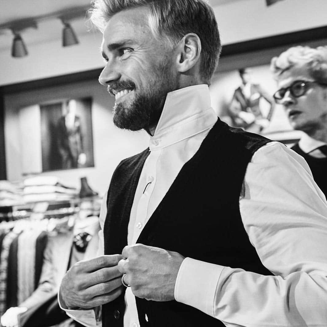 マルセル・シュメルツァーのインスタグラム：「🤵 #suit #fitting #4 #championsleague #season」