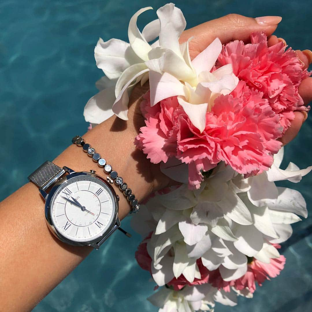 鮎河ナオミさんのインスタグラム写真 - (鮎河ナオミInstagram)「🌺 . . . . . #alohilaniresort #pool #poolday #waikiki #lei #hawaiianflowers #hawaii #hawaiilife #modelinhawaii #fossil #fossilfirsts #fossilstyle #fossilwatch #hybridwatch #ootd #fashion #hawaiistagram #luckywelivehawaii  #フォッシル #フォッシルファースト #お気に入り #ハイブリッド #腕時計 #ハワイ #アロヒラニ」8月19日 6時43分 - naomiayukawa