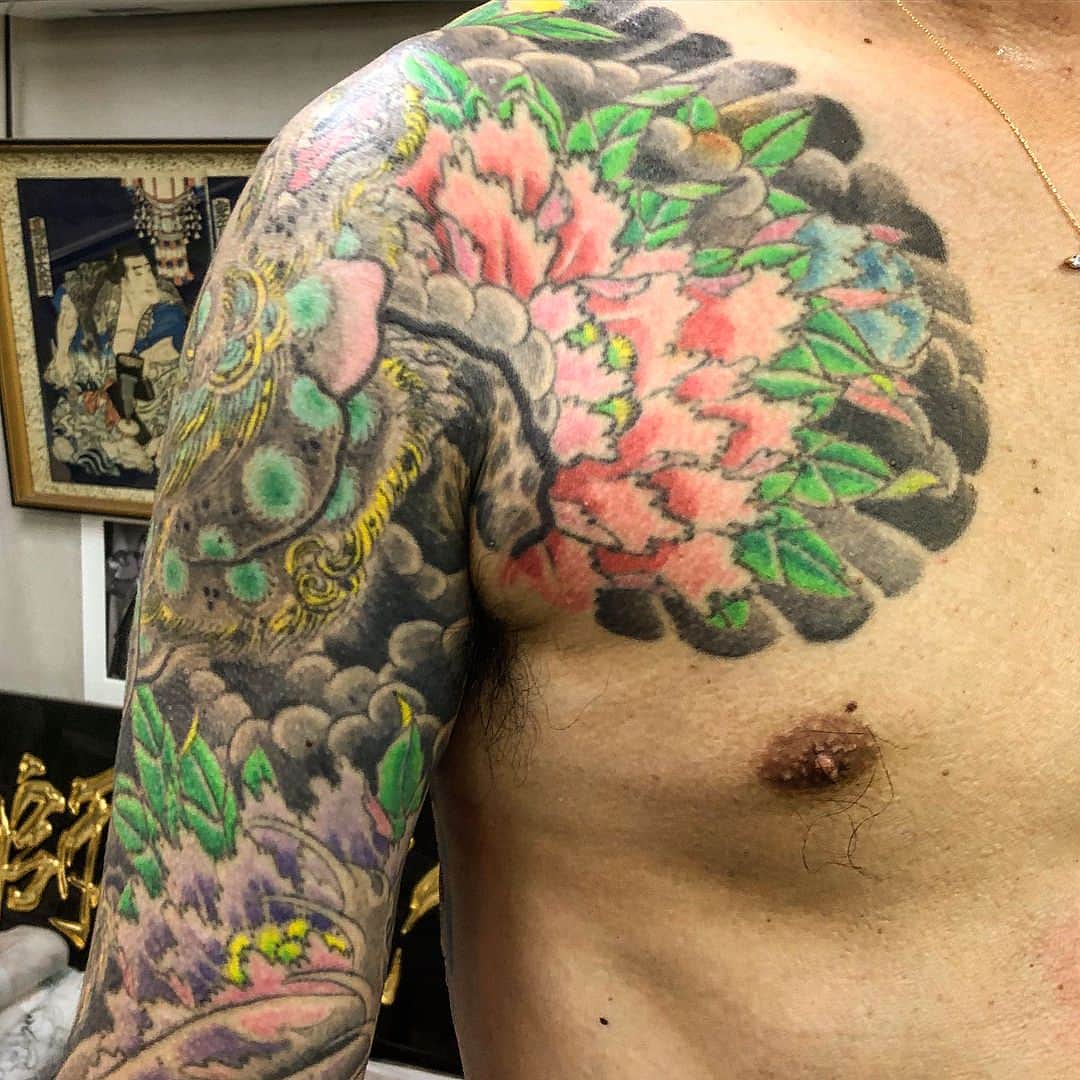 中野義仁さんのインスタグラム写真 - (中野義仁Instagram)「about 13 years a go work ‼️ shading by all TEBORI ‼️ #H2ocean #H2oceanproteam #officialh2ocean ＃irezumi #karashishi #tebori #armtattoo  #japanestatoodesign #art #artist #artistmafia #tattoos #tattooing #tattoo #tattoomag #irezumi #inK #inkdmag #tattoomagazine #tattoos_of_instagram #tattoolifemagazine #tattooenelgy #tattooinstagram #tattoomania #artistmafia #tattoocultur #tattoocomunity #tattooculturmagazine #tattooare  @gusto73 @jessyentattoo  @dennis_camsupply @yokohama_tattoo_museum @souryou @kiwamijewelry @horiyoshi3shop @taiwantattooconvention」8月19日 7時30分 - horiyoshi_3