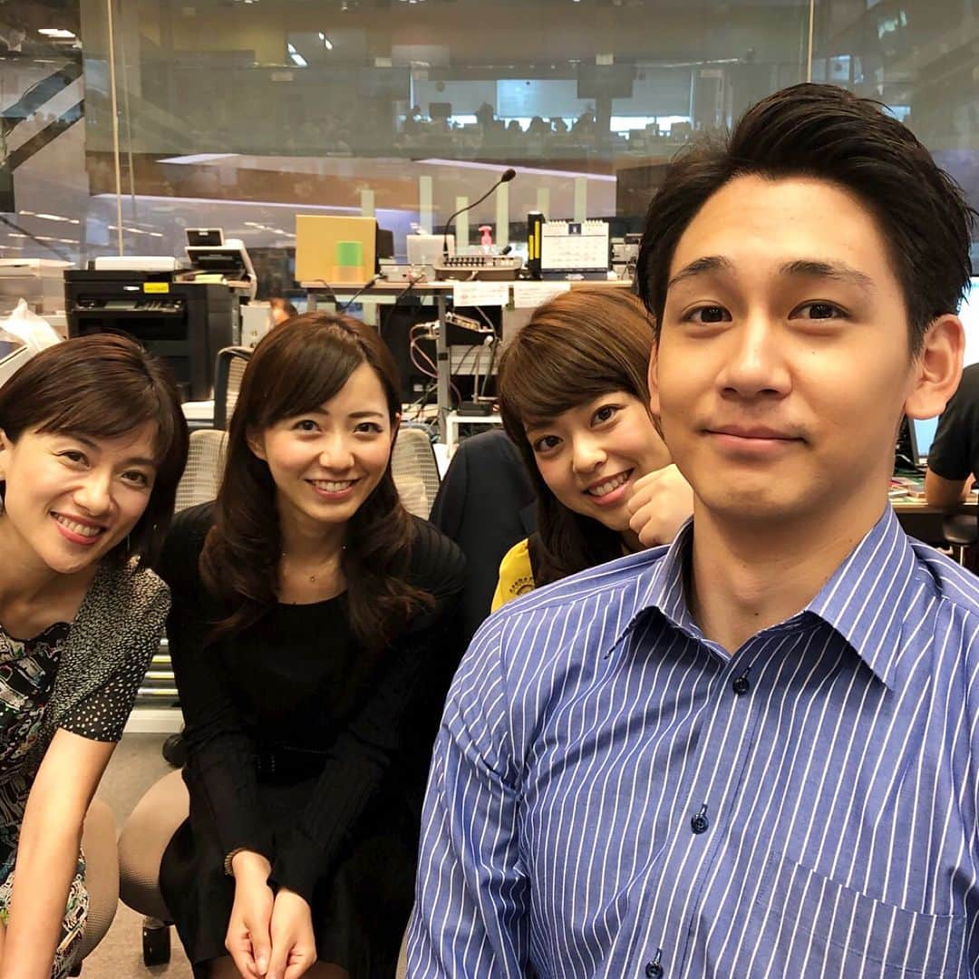 フジテレビアナウンサーのインスタグラム：「先週のPRIMEnewsdays本番前に見学の2人と和みショット。うちのマサトさんは何故か普通に写真におさまることができないようで🤣  #困り顔からのひょっこり #まさとさん #大村晟 #こんちゃんじゃないよ #オマツリ男アナ  #内田嶺衣奈 #杉原千尋 #2人が見学しているワケは #今週のPRIMEnewsdaysで登場予定だから #プライムニュースデイズ  #私は夏休みを頂きます #イベント期間中に🙇‍♀️ #梅津弥英子  #フジテレビアナウンサー #ママアナ #日焼け必至😂 #うめづ日記」